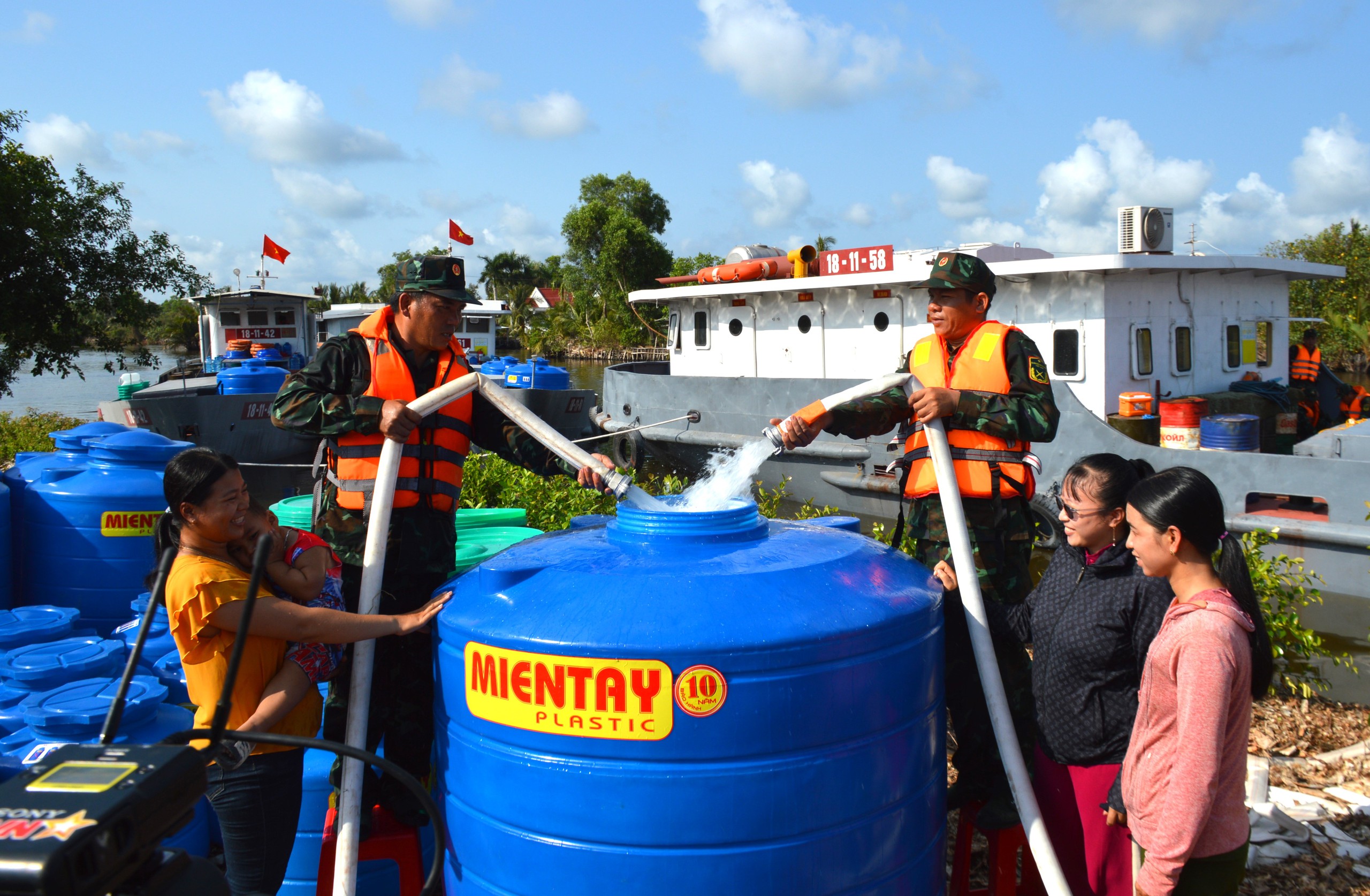 Quân khu 9 cấp nước sạch miễn phí cho người dân vùng khô hạn ở Cà Mau- Ảnh 5.