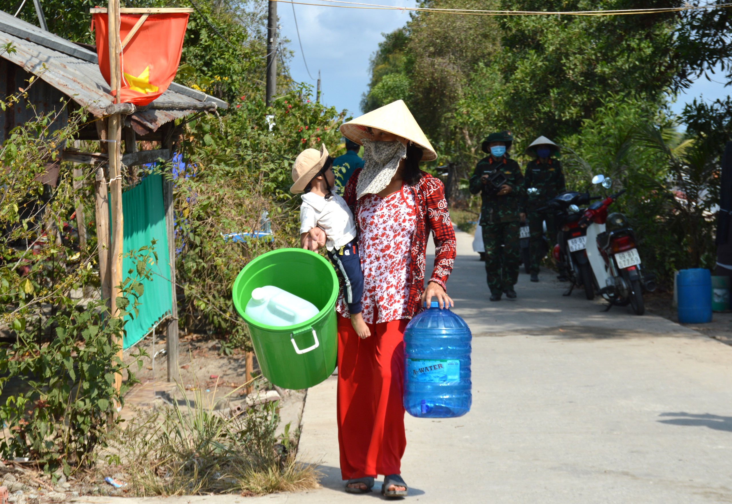 Quân khu 9 cấp nước sạch miễn phí cho người dân vùng khô hạn ở Cà Mau- Ảnh 6.