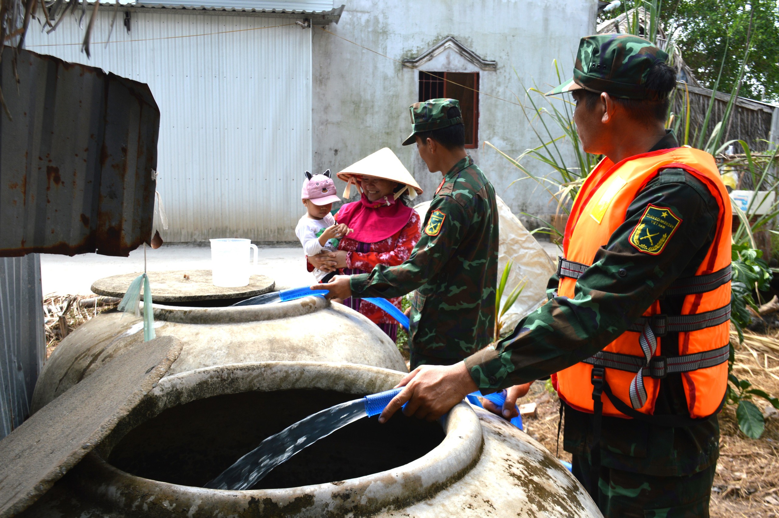 Quân khu 9 cấp nước sạch miễn phí cho người dân vùng khô hạn ở Cà Mau- Ảnh 7.