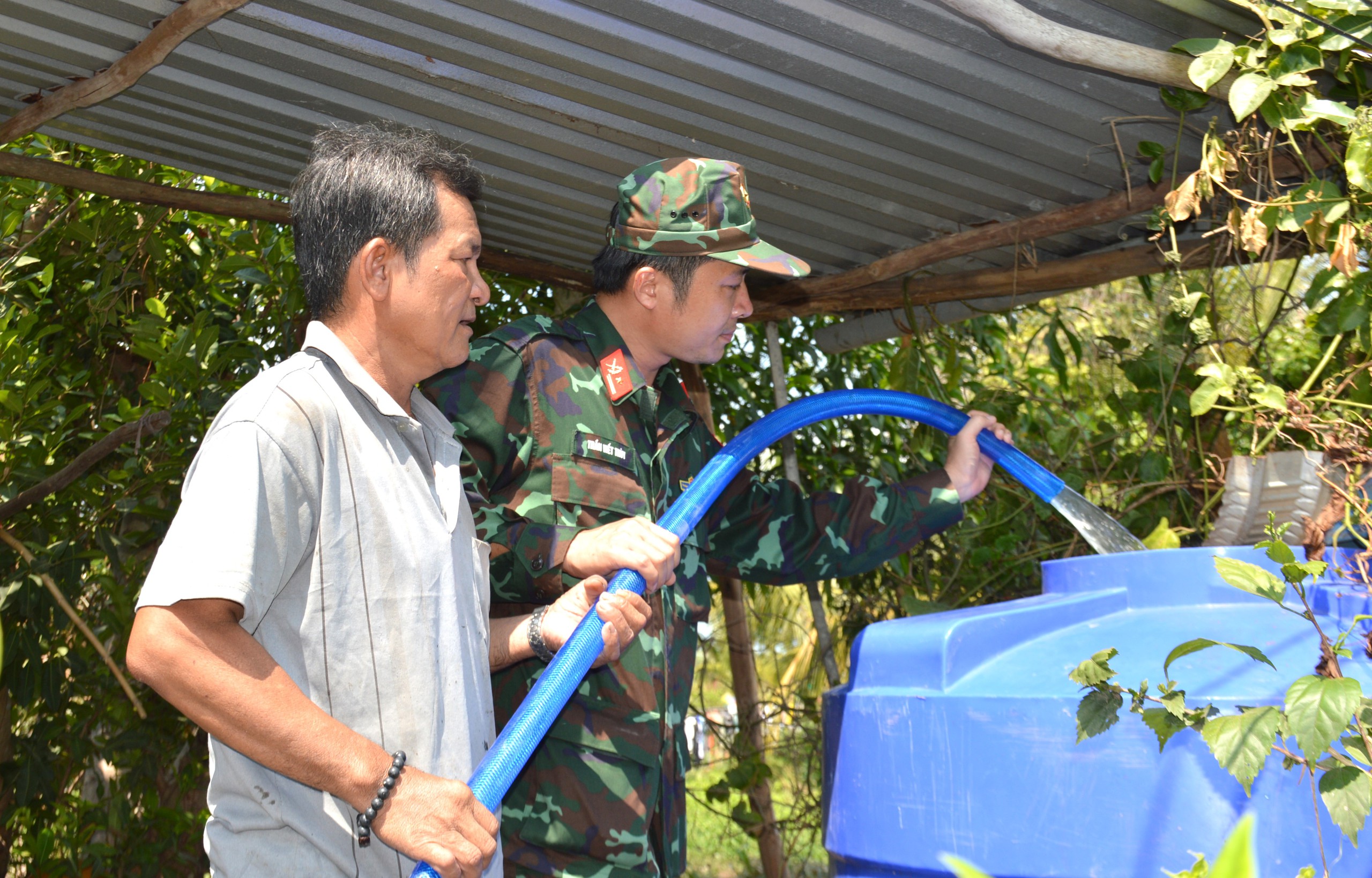 Quân khu 9 cấp nước sạch miễn phí cho người dân vùng khô hạn ở Cà Mau- Ảnh 8.