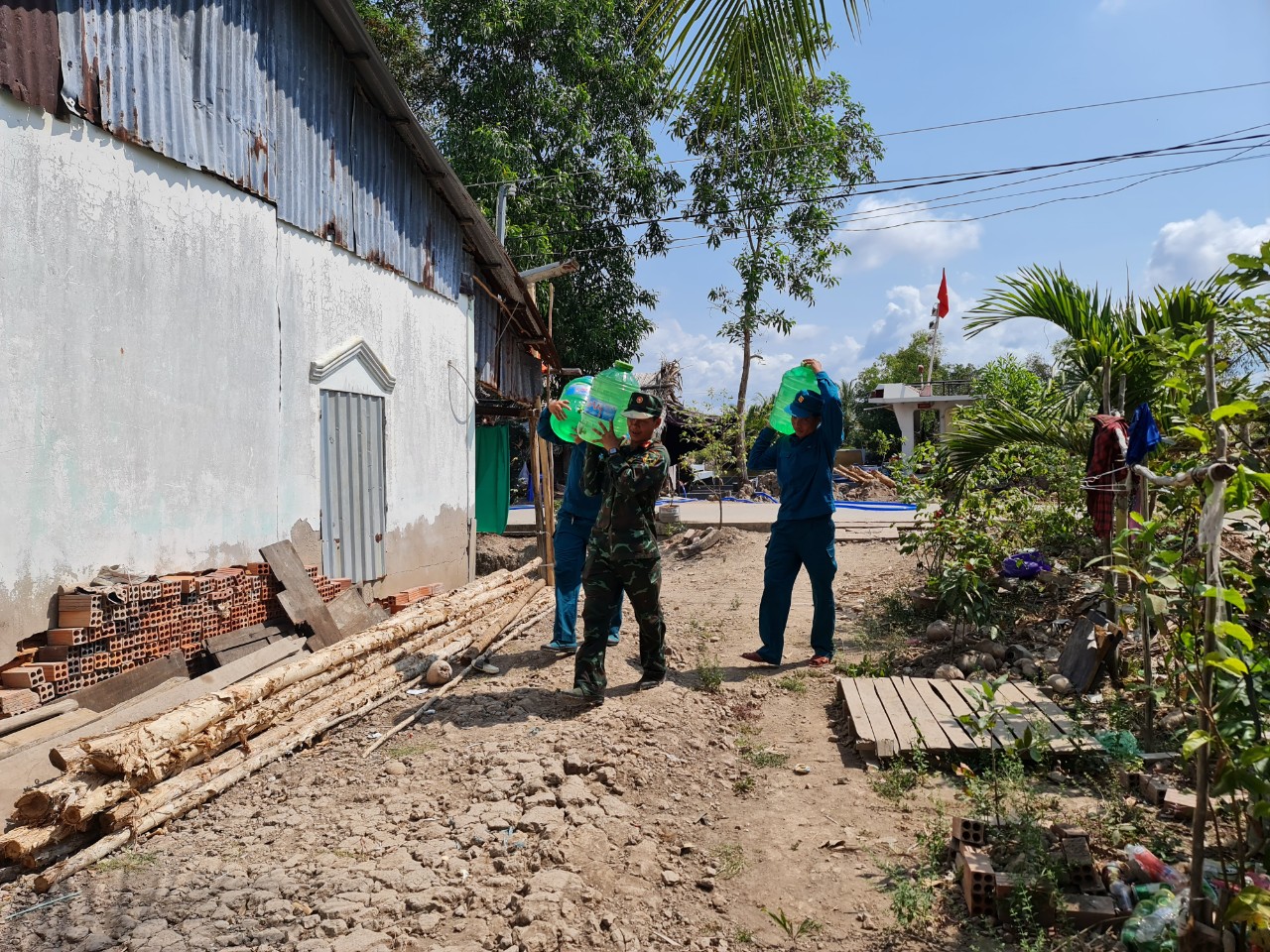 Quân khu 9 cấp nước sạch miễn phí cho người dân vùng khô hạn ở Cà Mau- Ảnh 3.
