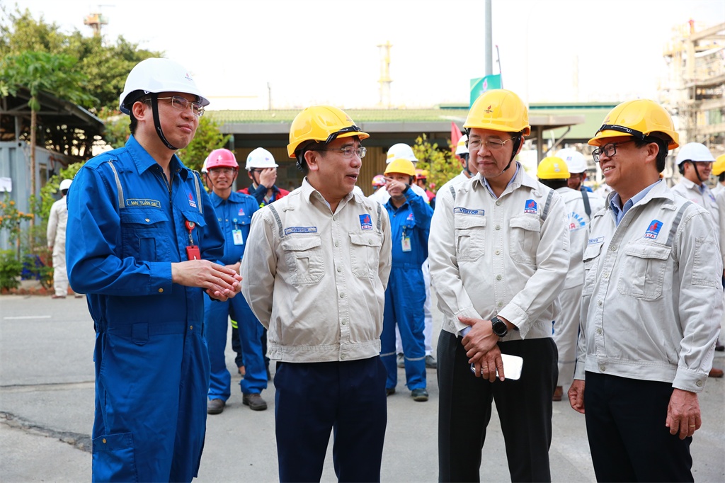 Kiểm tra tiến độ thực hiện bảo dưỡng tổng thể lần 5 tại NMLD Dung Quất, ông Lê Xuân Huyên, Phó tổng giám đốc Petrovietnam, đánh giá cao công tác chuẩn bị của BSR cho bảo dưỡng tổng thể lần 5 và nhấn mạnh: 