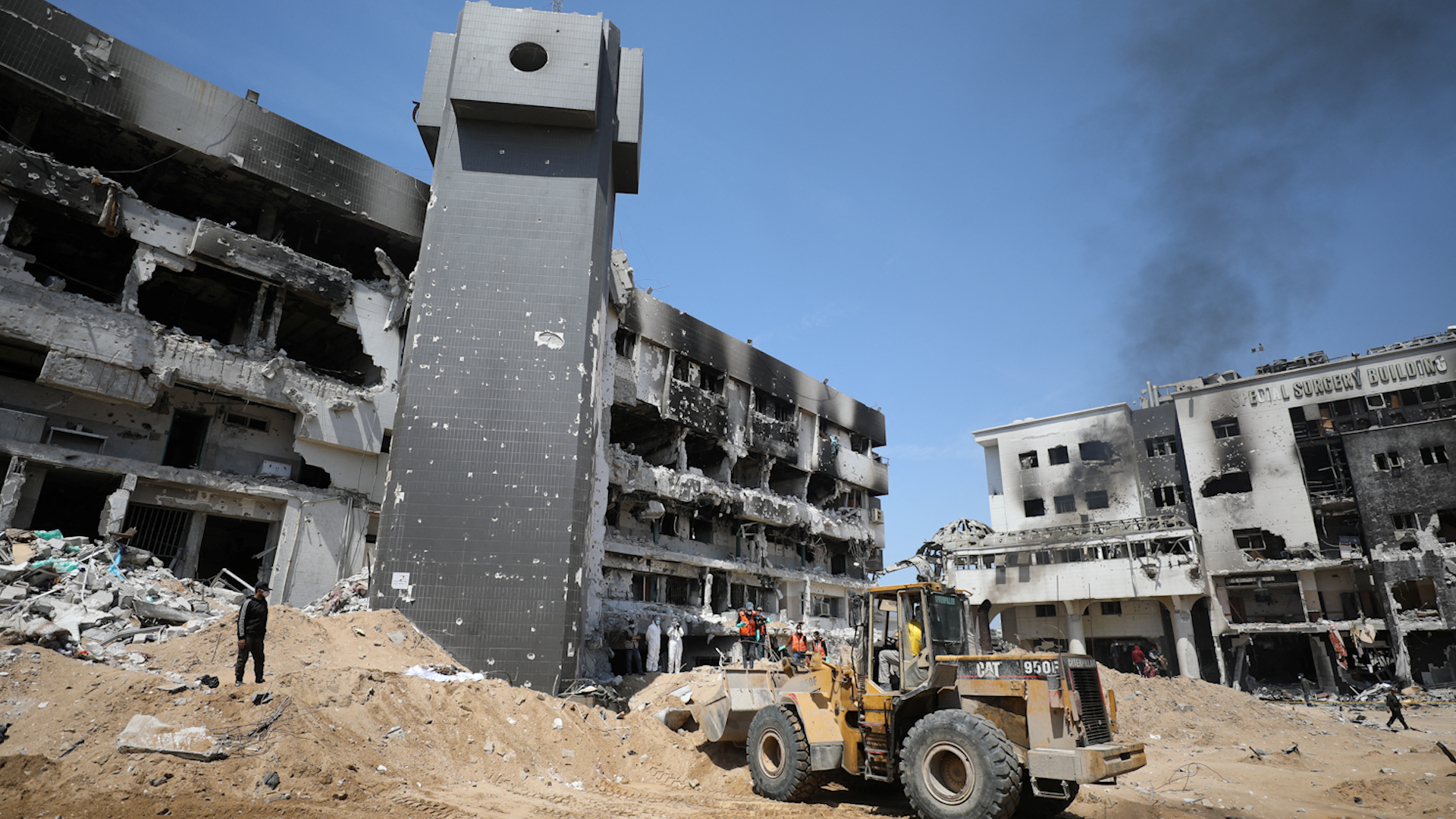 Lực lượng cứu hộ và y tế tìm kiếm các nạn nhân bên trong Bệnh viện Al Shifa bị hư hại sau khi lực lượng Israel rút khỏi thành phố Gaza, ngày 8.4.2024