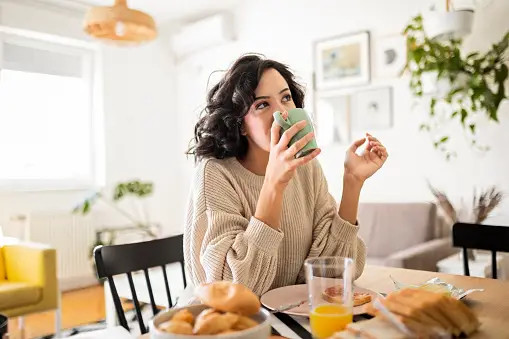Ngày mới với tin tức sức khỏe: Phát hiện thêm lợi ích của cữ cà phê trưa