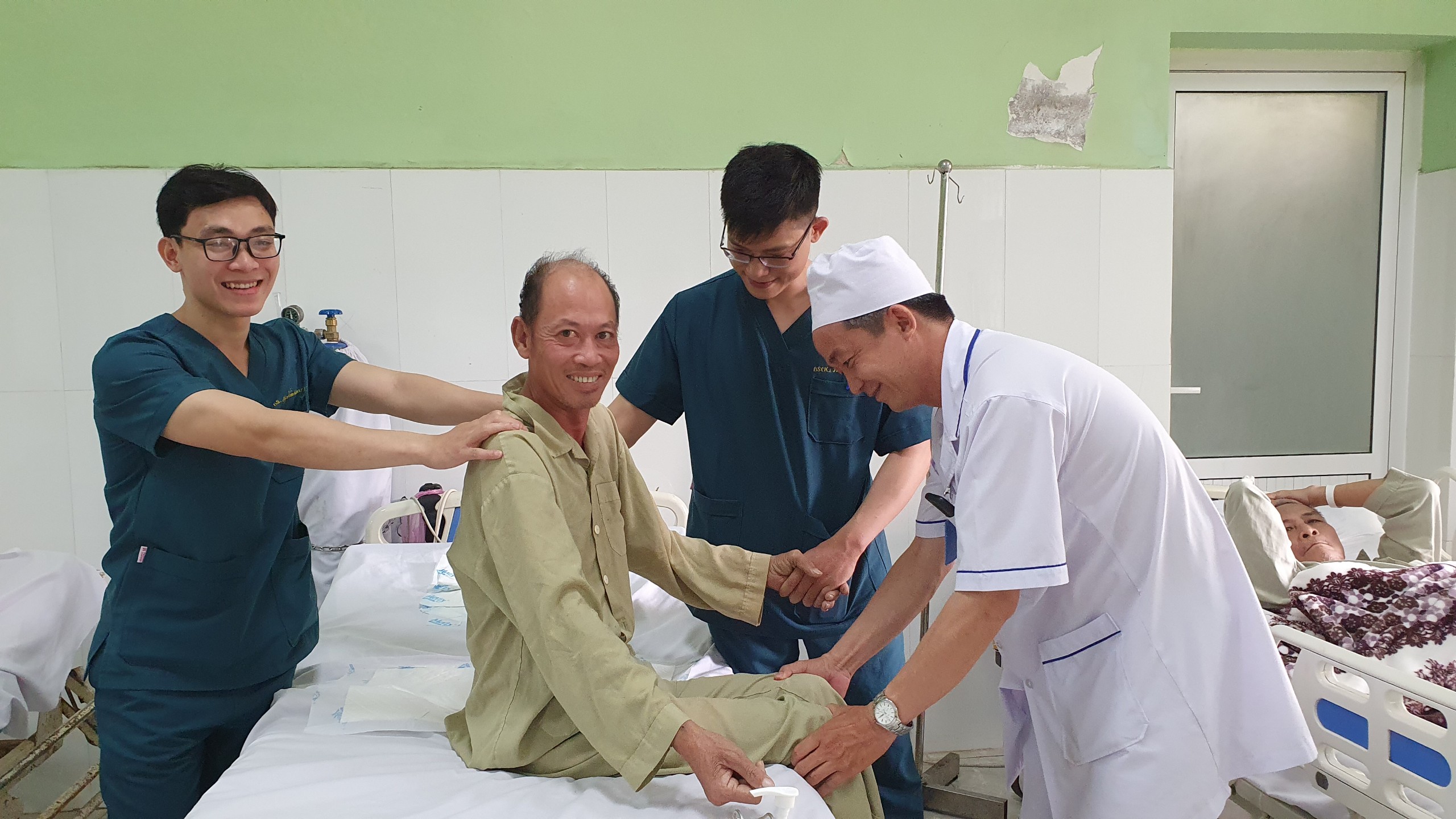 Một bệnh nhân bị liệt hoàn toàn được điều trị khỏi- Ảnh 1. Bệnh nhân Trương Quang Quýt đã có thể vận động nhẹ và nói chuyện bình thường