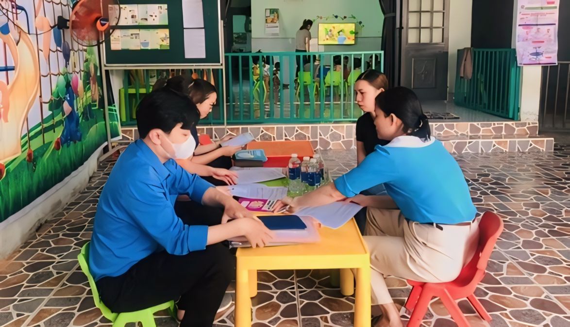 Gia tăng số ca nhiễm tay chân miệng, Đà Nẵng tăng cường phòng chống- Ảnh 3. Nhân viên y tế Trung tâm Y tế H.Hòa Vang giám sát, hỗ trợ phòng chống tay chân miệng tại các trường mầm non