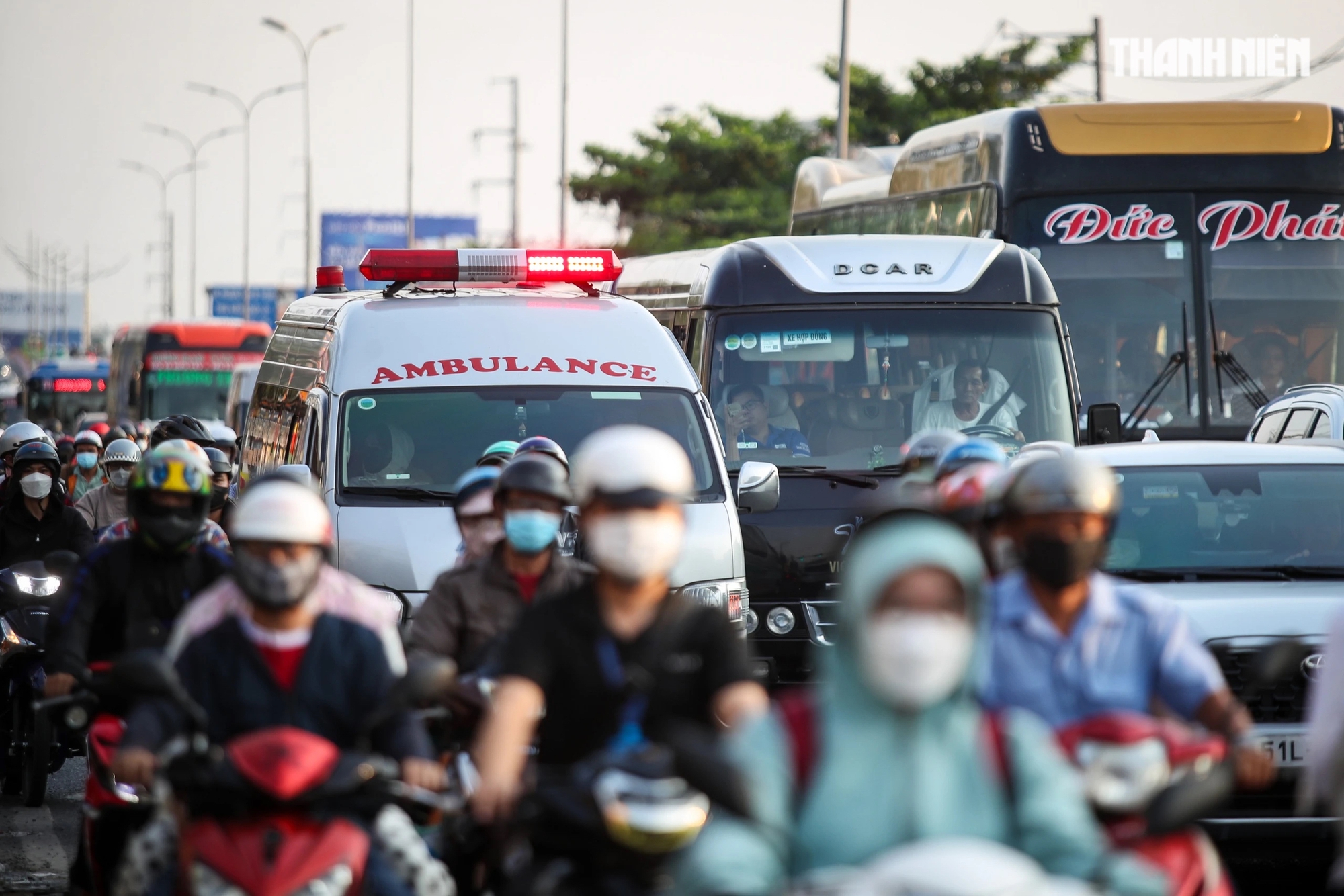 Xe cứu thương chật vật di chuyển qua đoạn quốc lộ 1 giao với đường Nguyễn Hữu Trí (H.Bình Chánh)