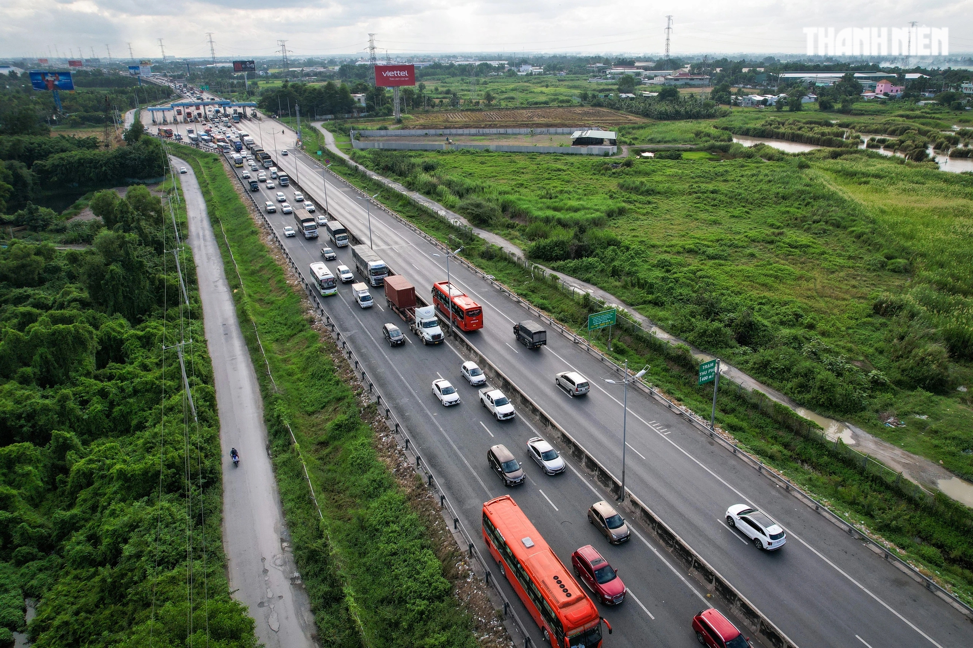 Ghi nhận vào lúc 17 giờ tại cao tốc Trung Lương (đoạn gần trạm thu phí Chợ Đệm), hàng dài xe nối đuôi nhau di chuyển chậm vào TP.HCM