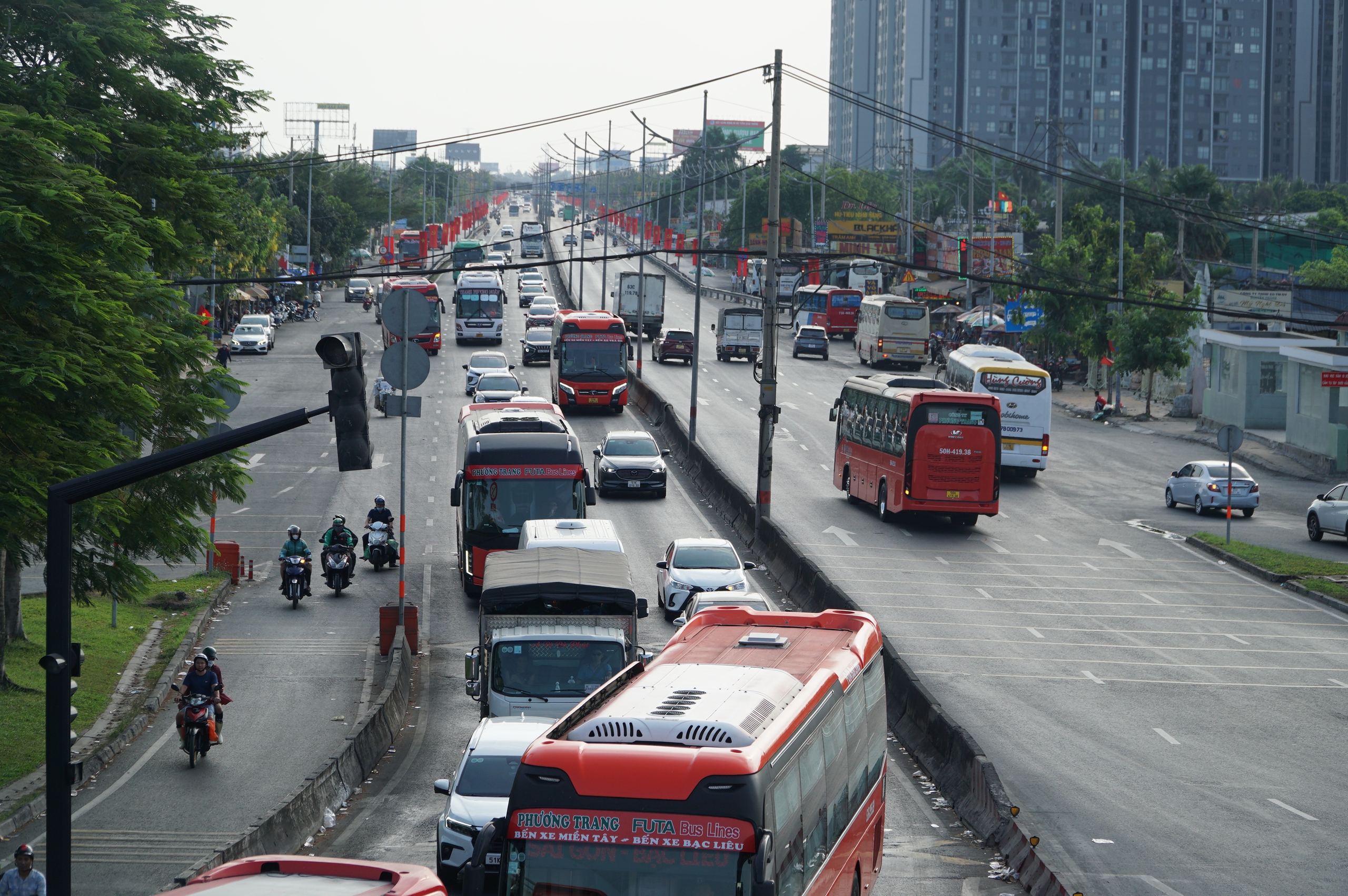 Đoạn đường Nguyễn Văn Linh nối từ cao tốc TP.HCM - Trung Lương đông đúc các loại phương tiện ô tô, xe khách