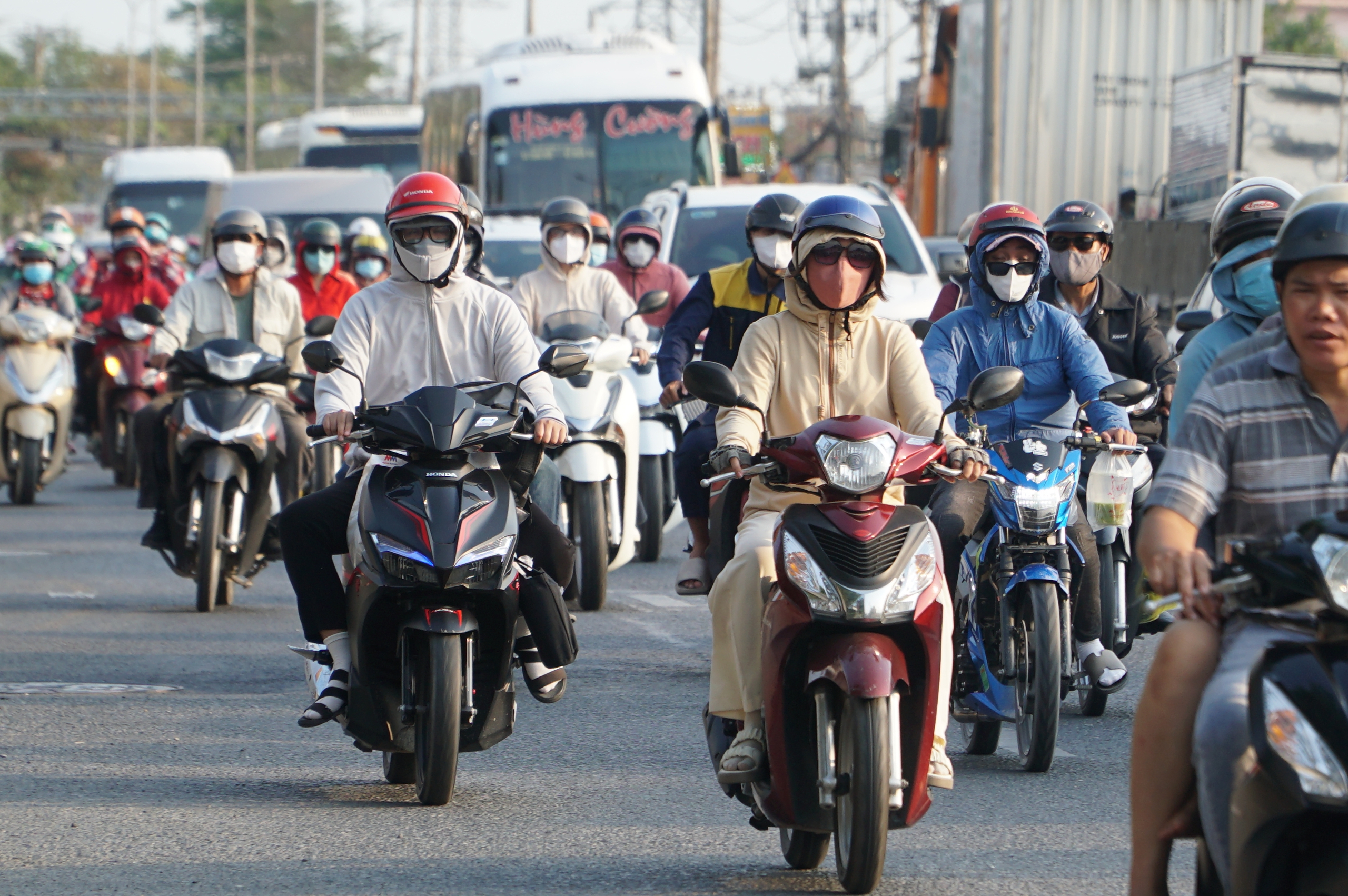 Dòng xe đông, di chuyển chậm khi đi qua quốc lộ 1 (đoạn H.Bình Chánh, TP.HCM)