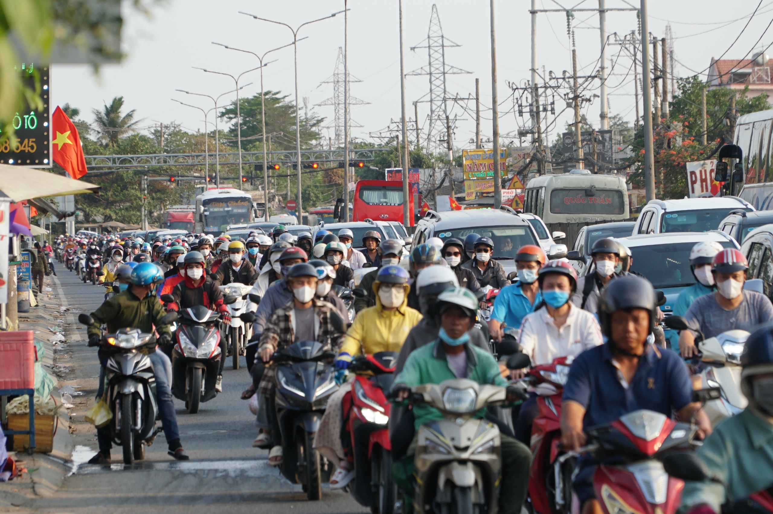 Đa phần dòng xe bị ùn ứ tại các giao lộ như Nguyễn Hữu Trí - quốc lộ 1 (H.Bình Chánh), cầu Bình Điền...