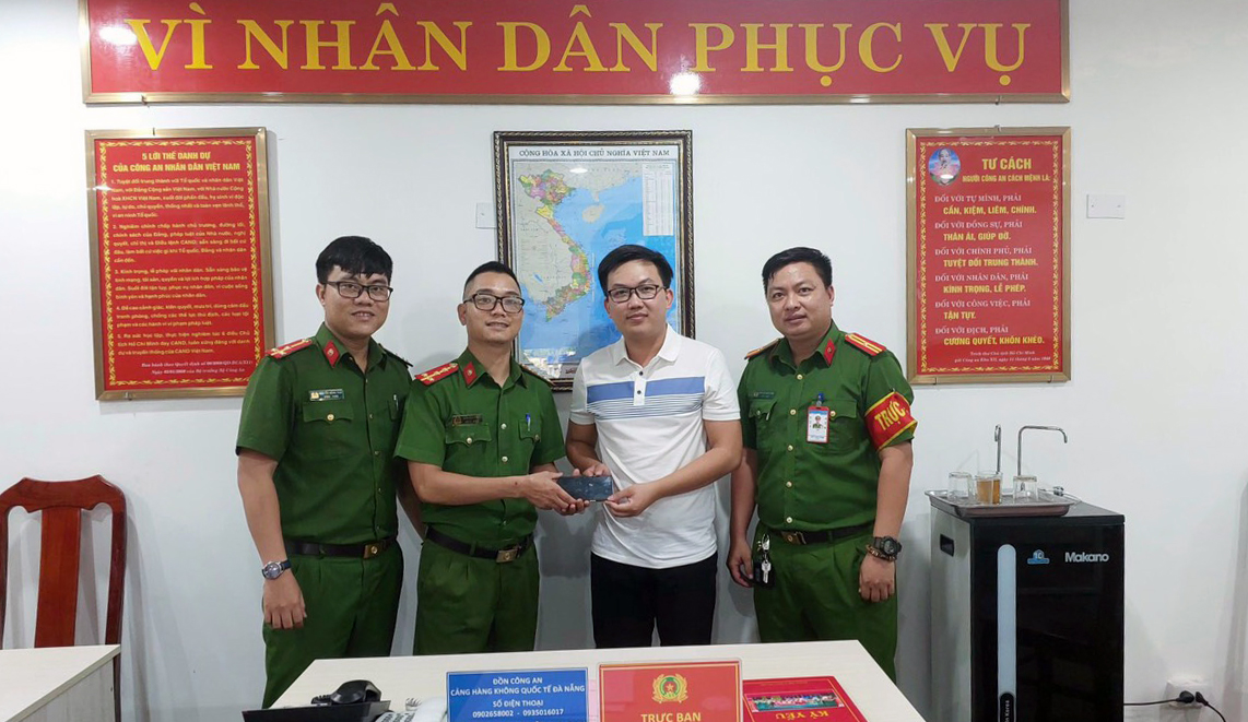 Anh Phạm Văn Thắng nhận lại điện thoại