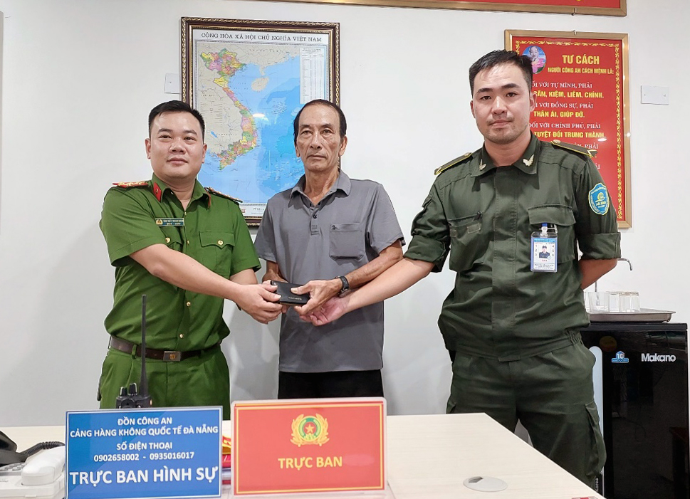 Đồn công an Cảng hàng không quốc tế Đà Nẵng bàn giao tài sản cho ông Đoàn Văn Chơn