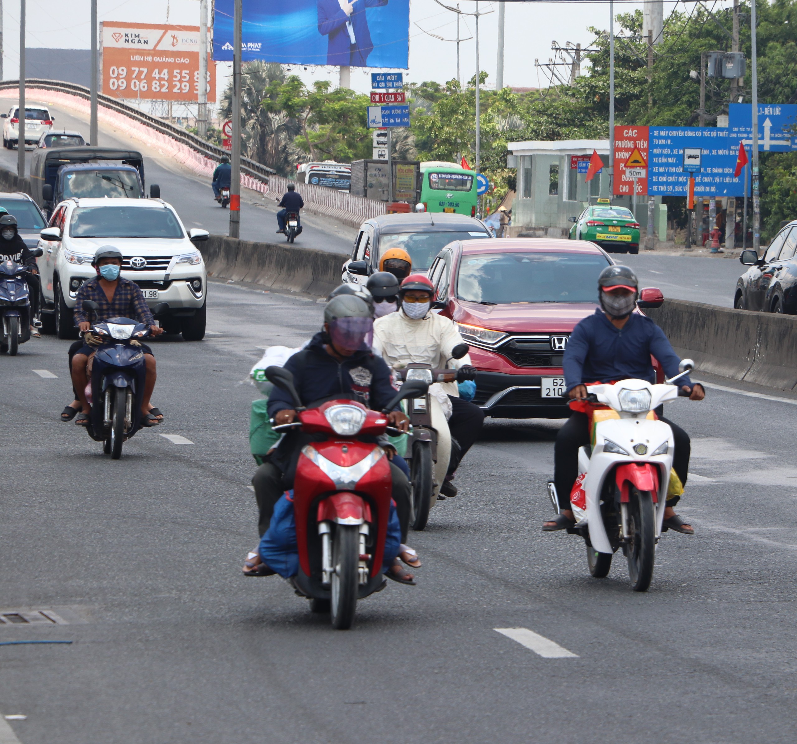 Bên cạnh hành lý, nhiều người còn mang quà quê trở lại thành phố sau kỳ nghỉ