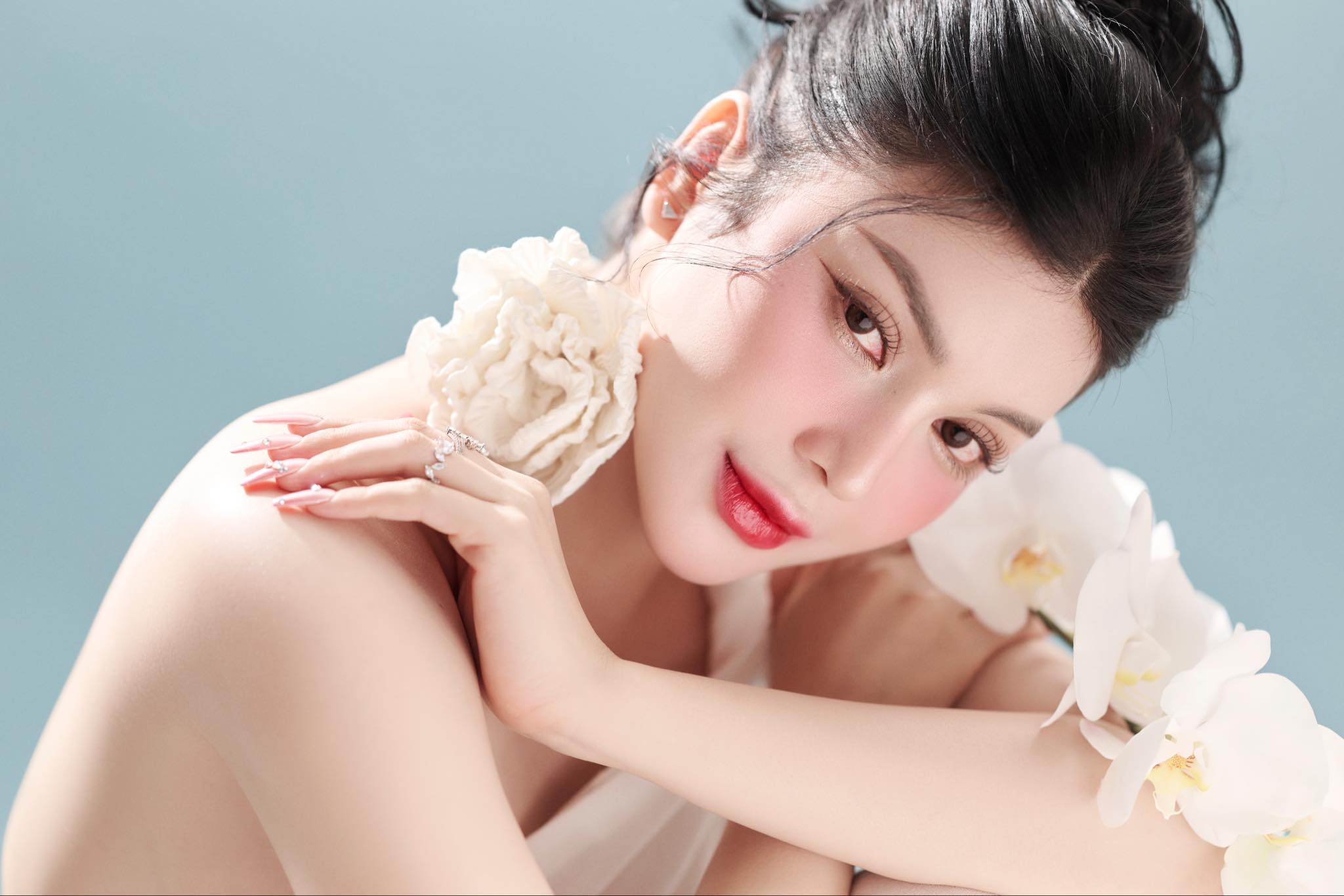 Lily Chen vừa ra mắt thương hiệu mỹ phẩm riêng, sau thời gian dài ấp ủ. Ban đầu, người đẹp 9X tập trung khai thác ở thị trường Tây Ninh - quê hương cô. Sau này, giọng ca bolero dự định sẽ phát triển thương hiệu của mình tại TP.HCM