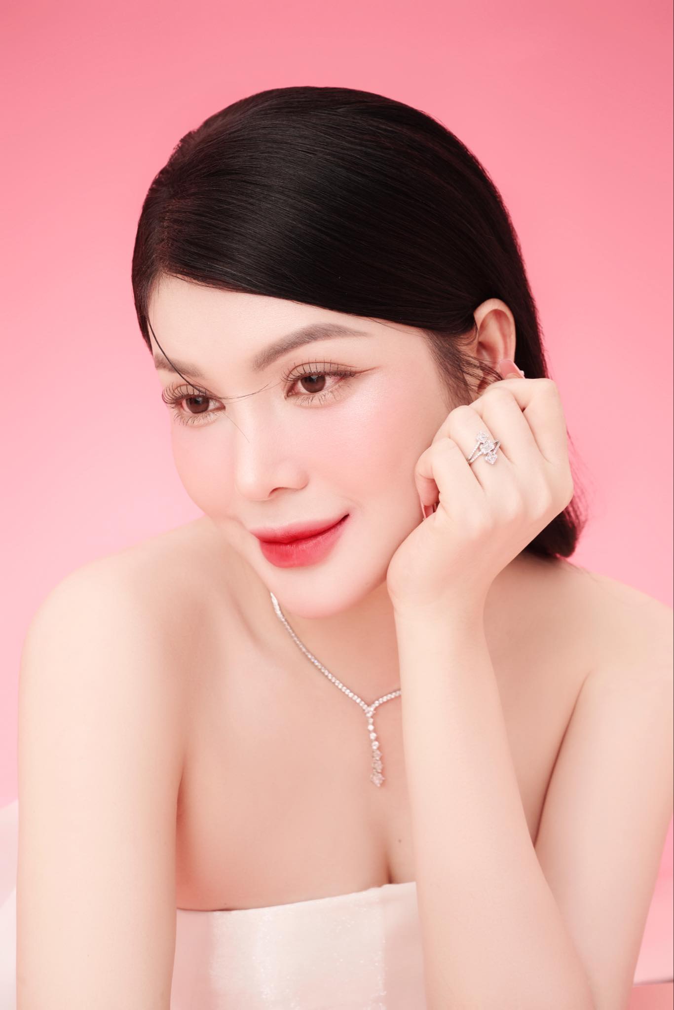 'Ngọc nữ bolero' Lily Chen khoe nhan sắc quyến rũ, lên chức bà chủ tuổi 29- Ảnh 4.