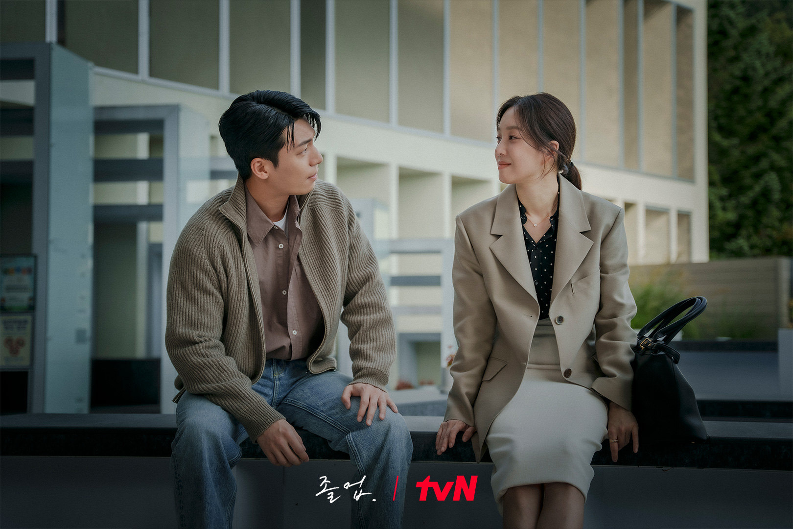 Đứa con tinh thần của đạo diễn An Pan Seok khắc họa chuyện tình ngọt ngào giữa nữ giảng viên Seo Hye Jin (Jung Ryeo Won) và Lee Joon Ho (Wi Ha Joon), chàng trai từng là học trò của Seo Hye Jin. Chuyện tình lãng mạn ở Hagwon bắt đầu chiếu từ 11.5