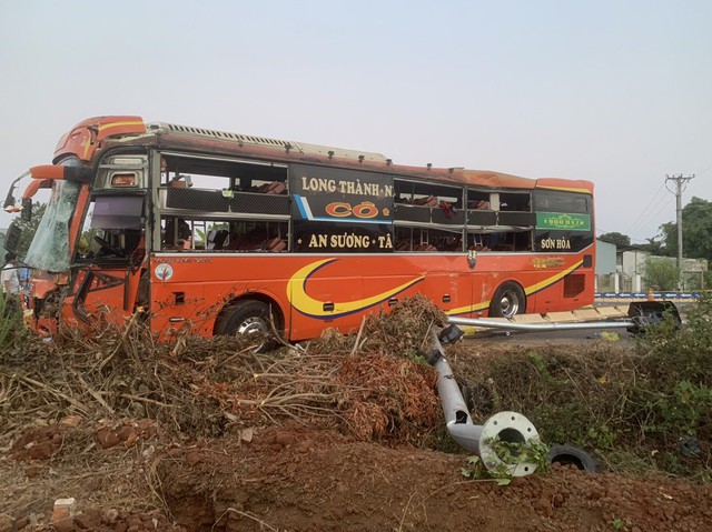 Hiện trường vụ tai nạn giao thông xảy ra tại Gia Lai ngày 30.4 giữa 2 xe khách khiến 1 người tử vong tại chỗ, 2 người bị thương