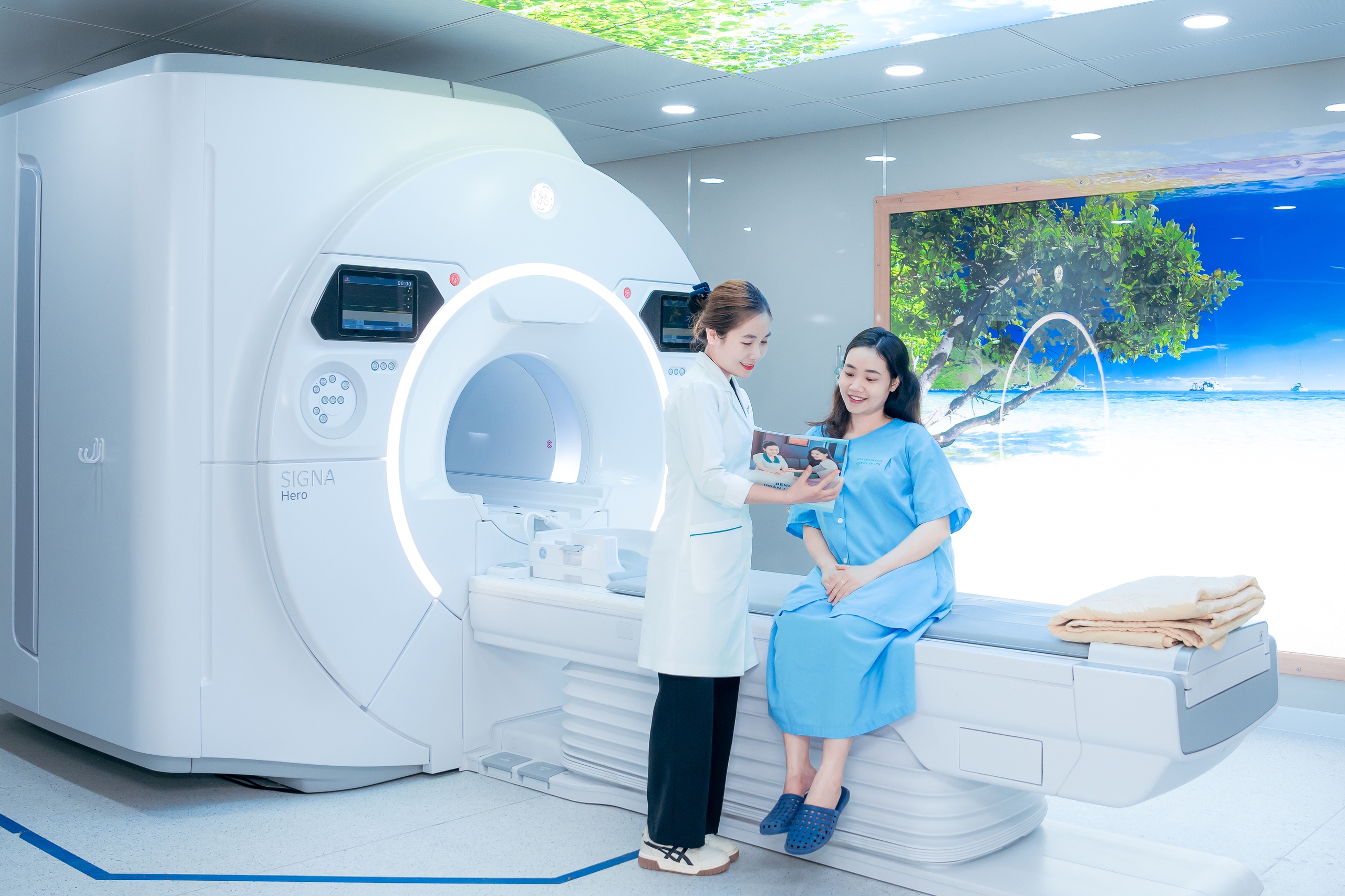 Hoàn Mỹ nâng cao năng lực khám, chữa bệnh và mở rộng mạng lưới y tế- Ảnh 1. Bệnh viện Hoàn Mỹ Sài Gòn vận hành hệ thống MRI công nghệ cao kết hợp trí tuệ nhân tạo 3.0 Tesla SIGNA™ Hero