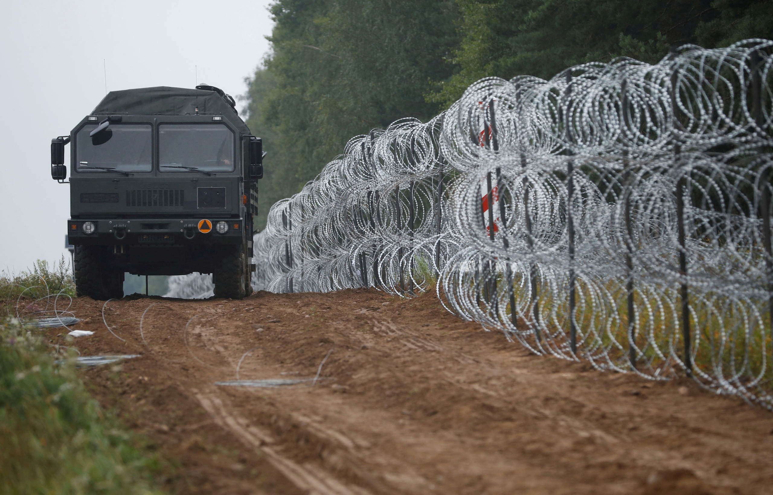 Hàng rào do binh sĩ Ba Lan dựng ở biên giới giữa Ba Lan và Belarus gần làng Nomiki (Ba Lan), ảnh chụp ngày 26.8.2021