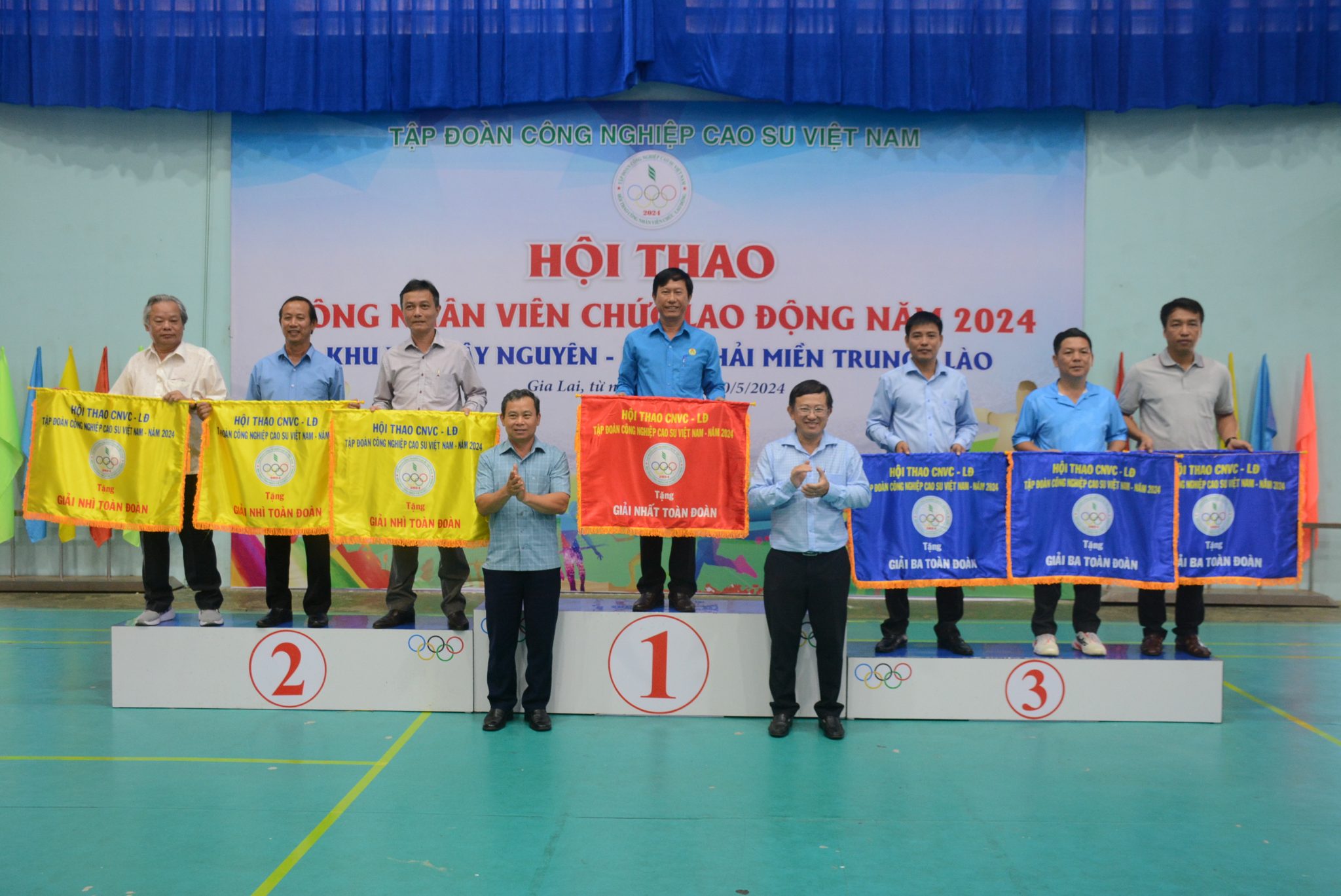 Lãnh đạo VRG và Sở VH-TT-DL tỉnh Gia Lai trao giải nhất toàn đoàn cho Cao su Chư Prông