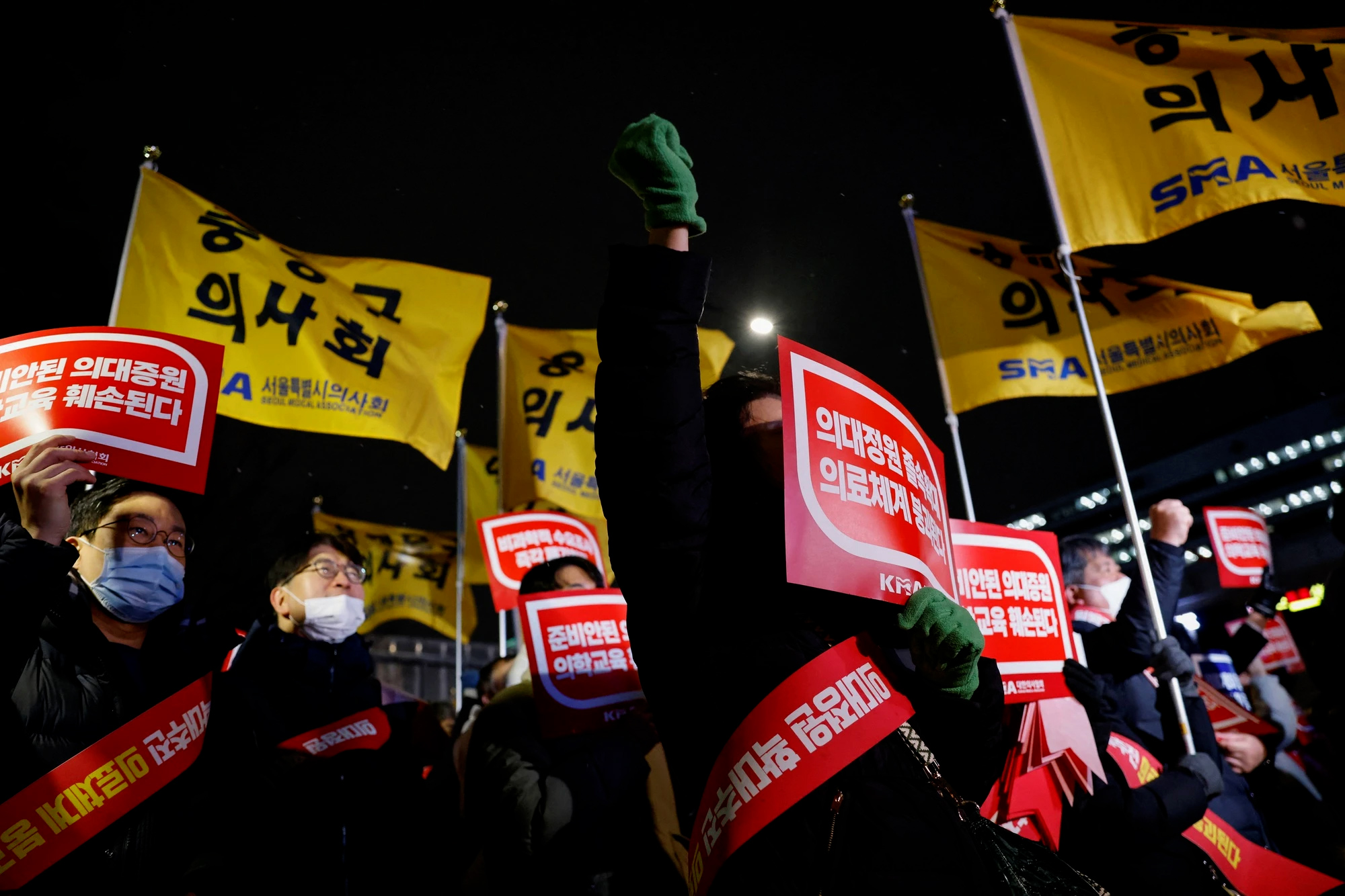 Các bác sĩ hô khẩu hiệu phản đối kế hoạch tăng chỉ tiêu tuyển sinh trường y trước Văn phòng Tổng thống ở Seoul (Hàn Quốc) ngày 22.2.2024