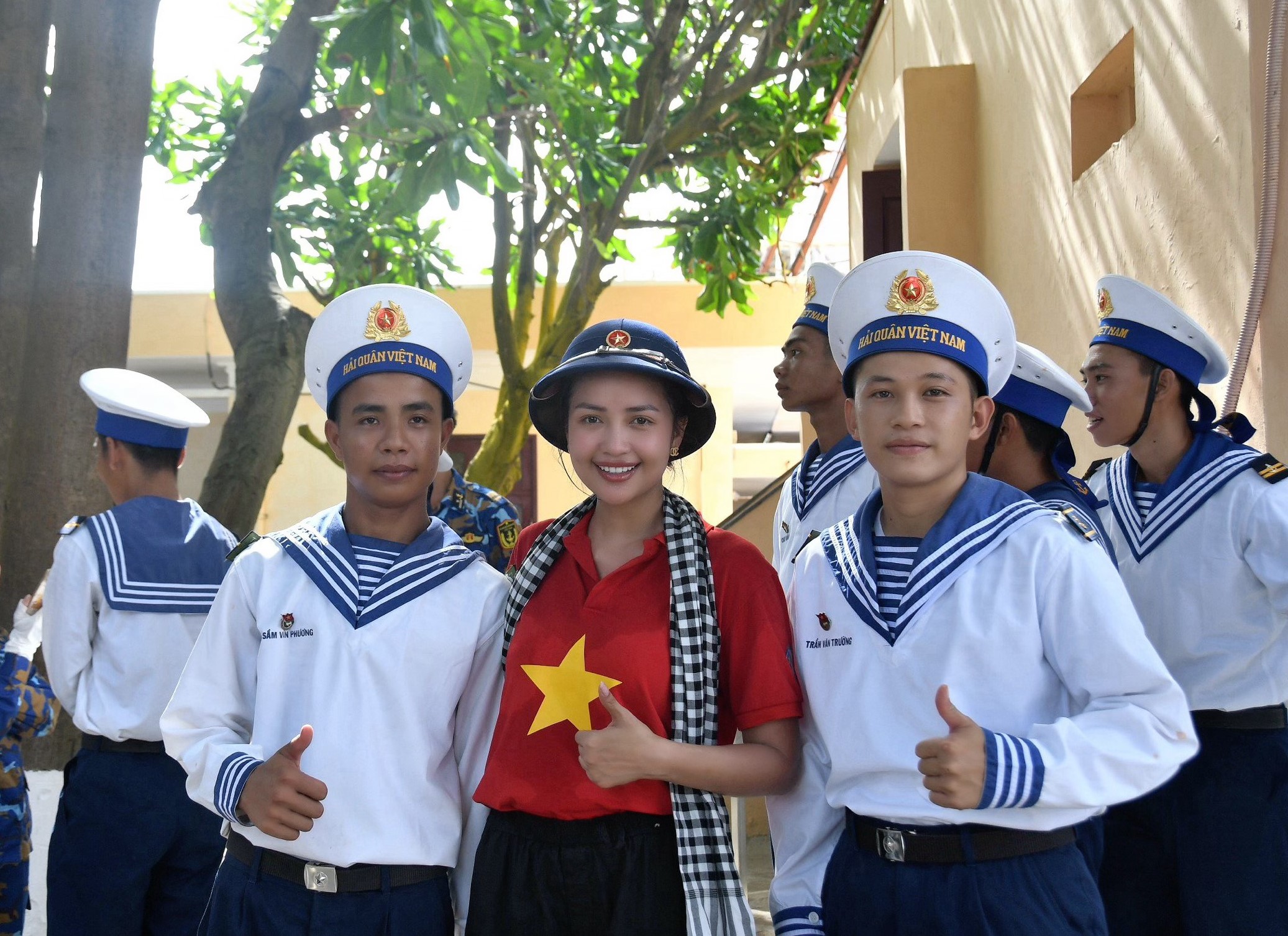 Hoa hậu Nguyễn Thị Ngọc Châu và các chiến sĩ tại đảo An Bang