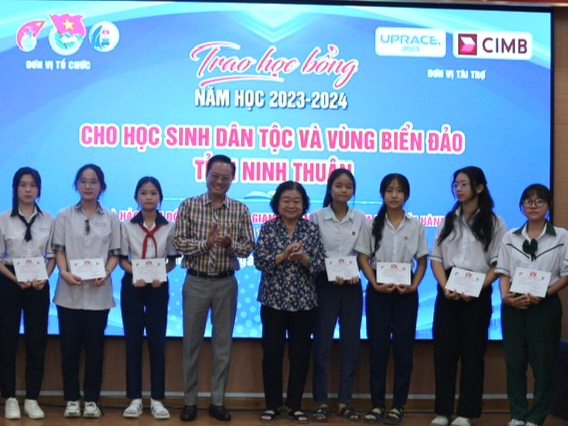 Trao 75 suất học bổng Vừ A Dính cho học sinh Ninh Thuận- Ảnh 1.
