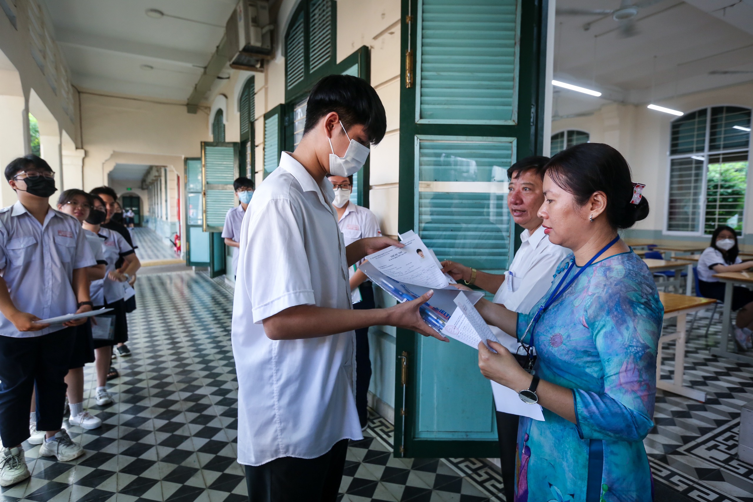 Thí sinh thi tốt nghiệp THPT được kiểm tra kỹ càng trước khi bước vào phòng thi