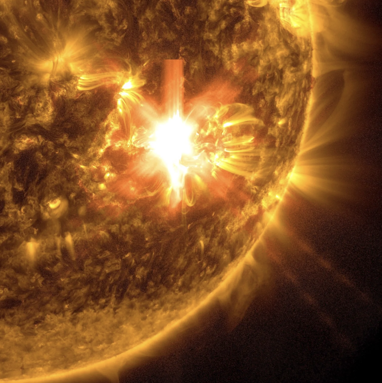 NASA đã chụp được hình ảnh ngọn lửa mặt trời này, như được thấy trong tia sáng chói ở giữa hình ảnh, vào ngày 10.5.2024