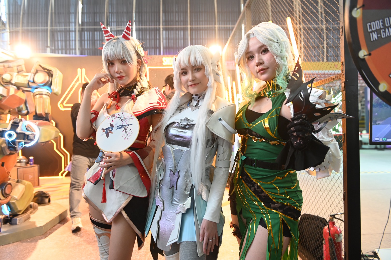 Các nữ cosplayer xinh đẹp hầu như không có thời gian nghỉ ngơi và luôn có những bạn trẻ đến xin chụp ảnh cùng.