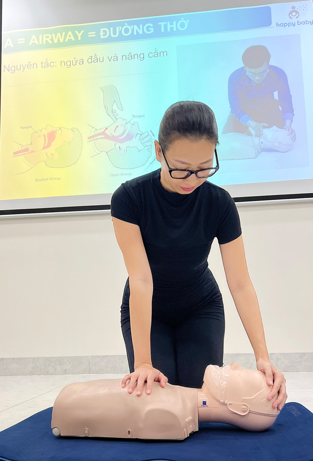 Thùy thực hiện CPR hồi sức tim phổi tại một buổi học