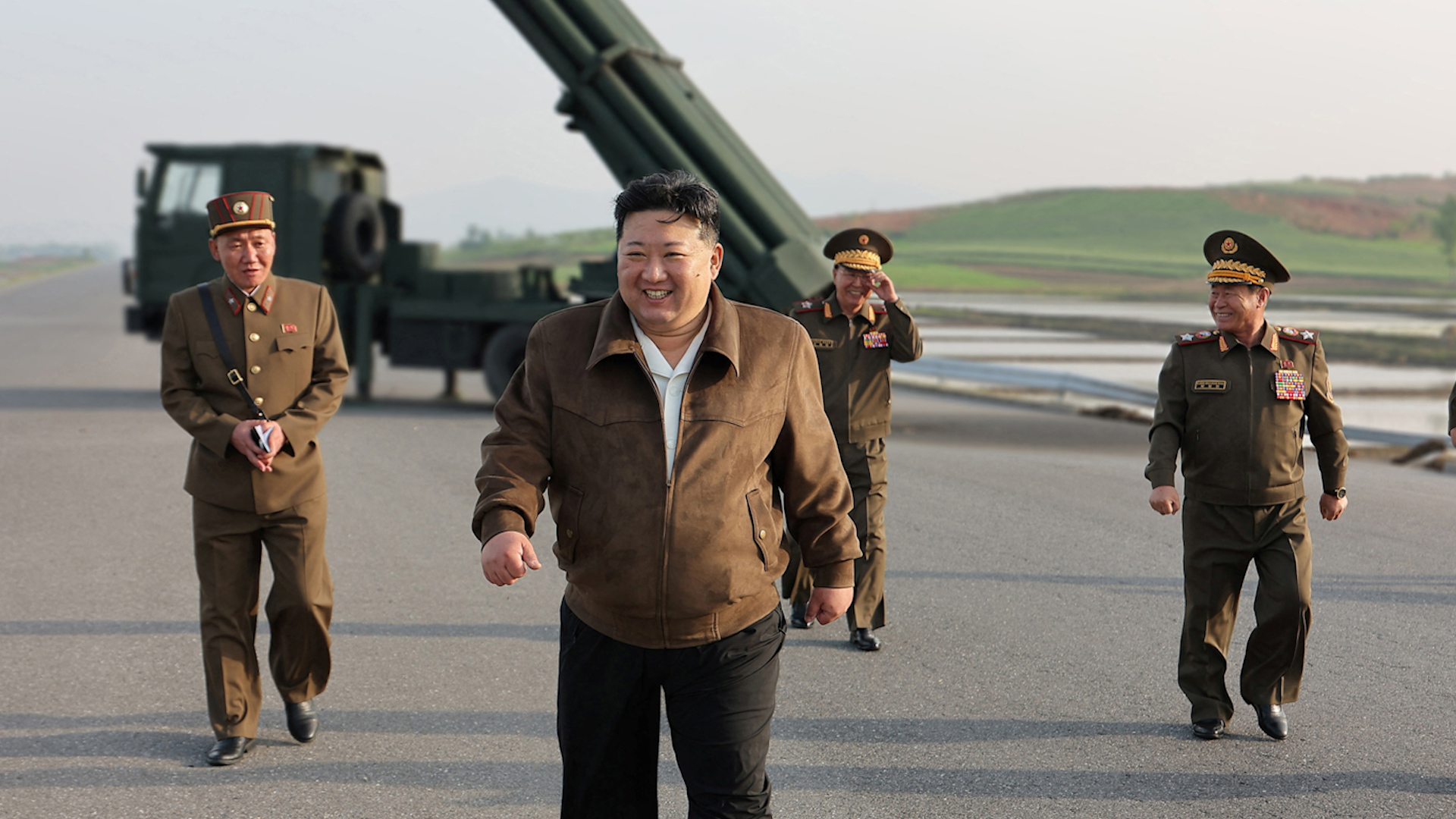 Lãnh đạo Triều Tiên Kim Jong-un thị sát hệ thống vũ khí pháo binh của nước này tại một địa điểm không xác định, ngày 10.5.2024