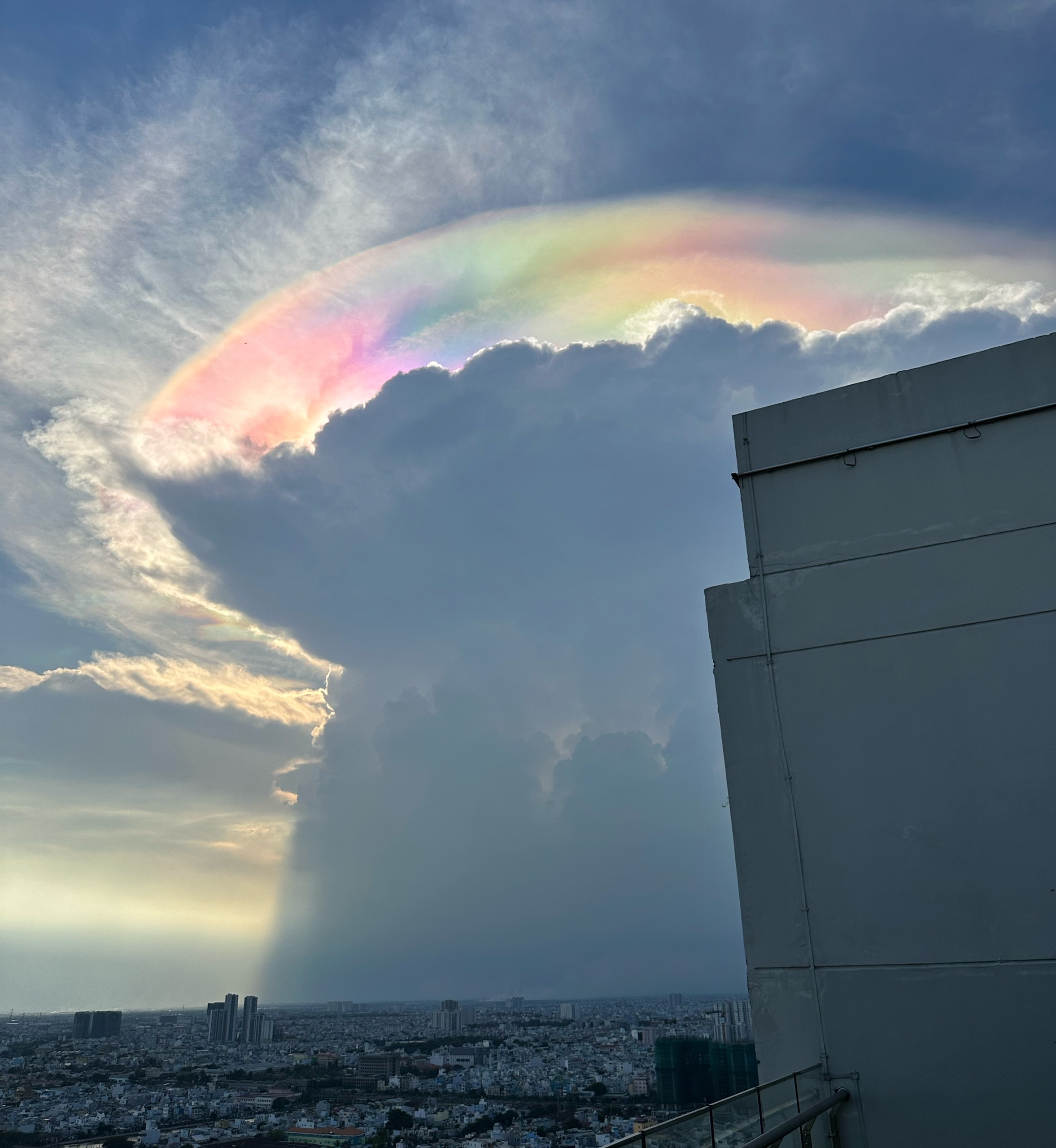 Nhiều người ở TP.HCM bất ngờ được xem 'đám mây lạ' đủ màu sắc- Ảnh 2.