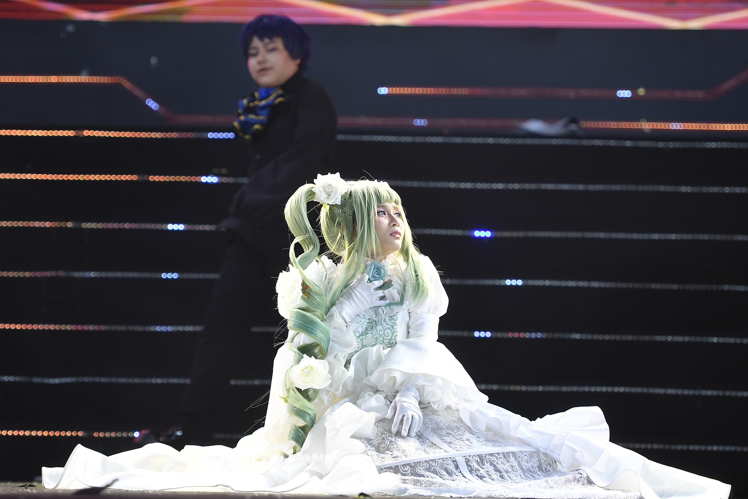 Thí sinh PoPo Nyan đồng diễn trên sân khấu với nhân vật Hatsune Miku - trò chơi Project DIVA.