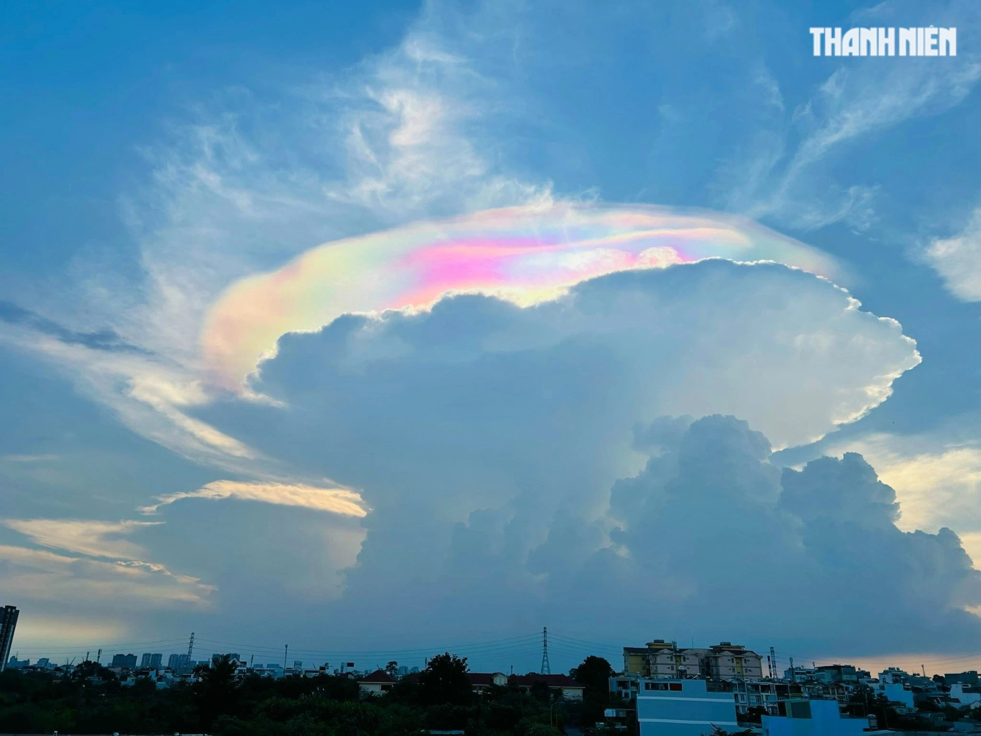 Nhiều người ở TP.HCM bất ngờ được xem 'đám mây lạ' đủ màu sắc- Ảnh 1.