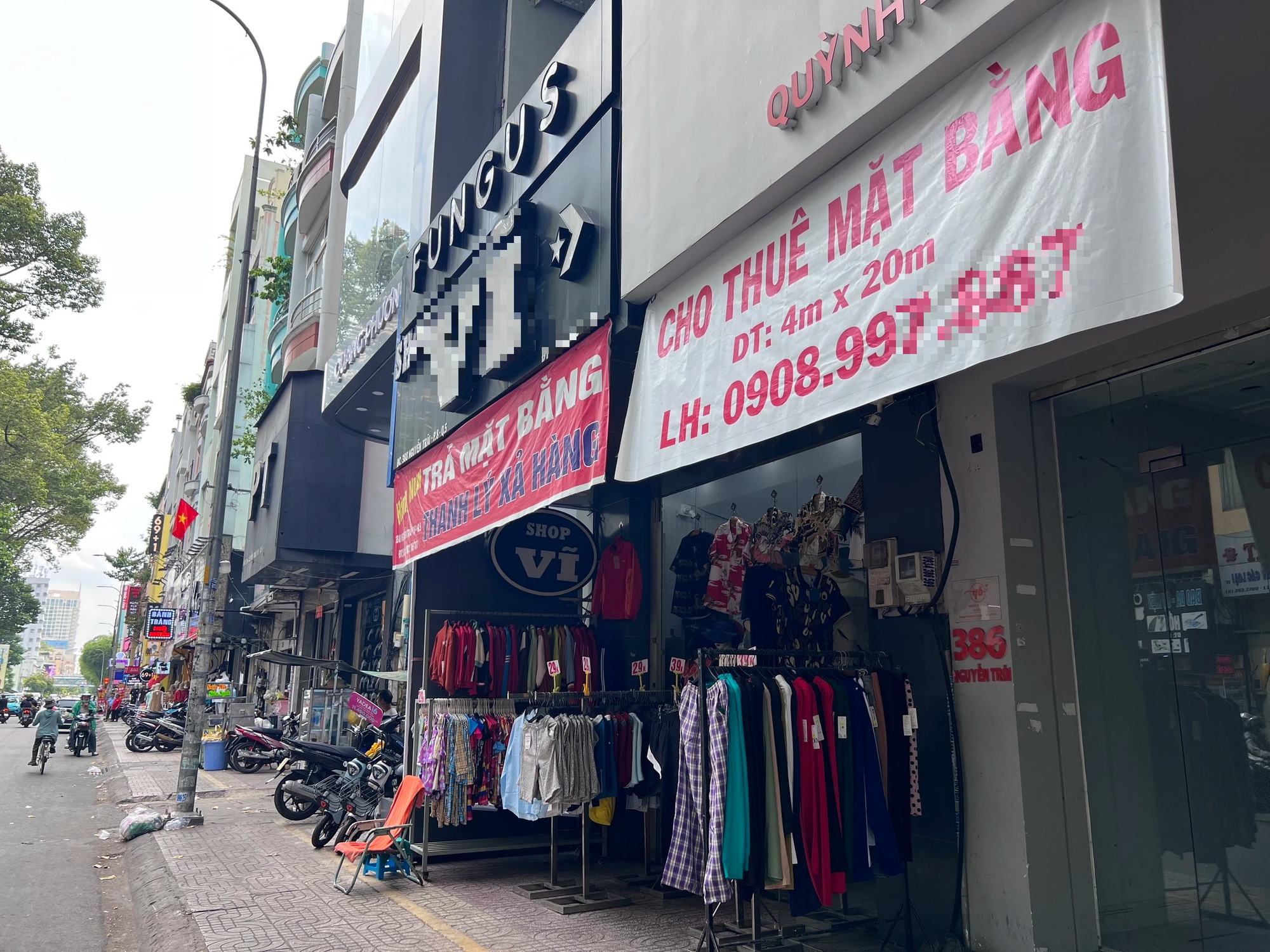 Ở phố thời trang Nguyễn Trãi, bên cạnh một cửa hàng đã dán bảng cho thuê là shop thời trang đang thanh lý để chuẩn bị trả mặt bằng