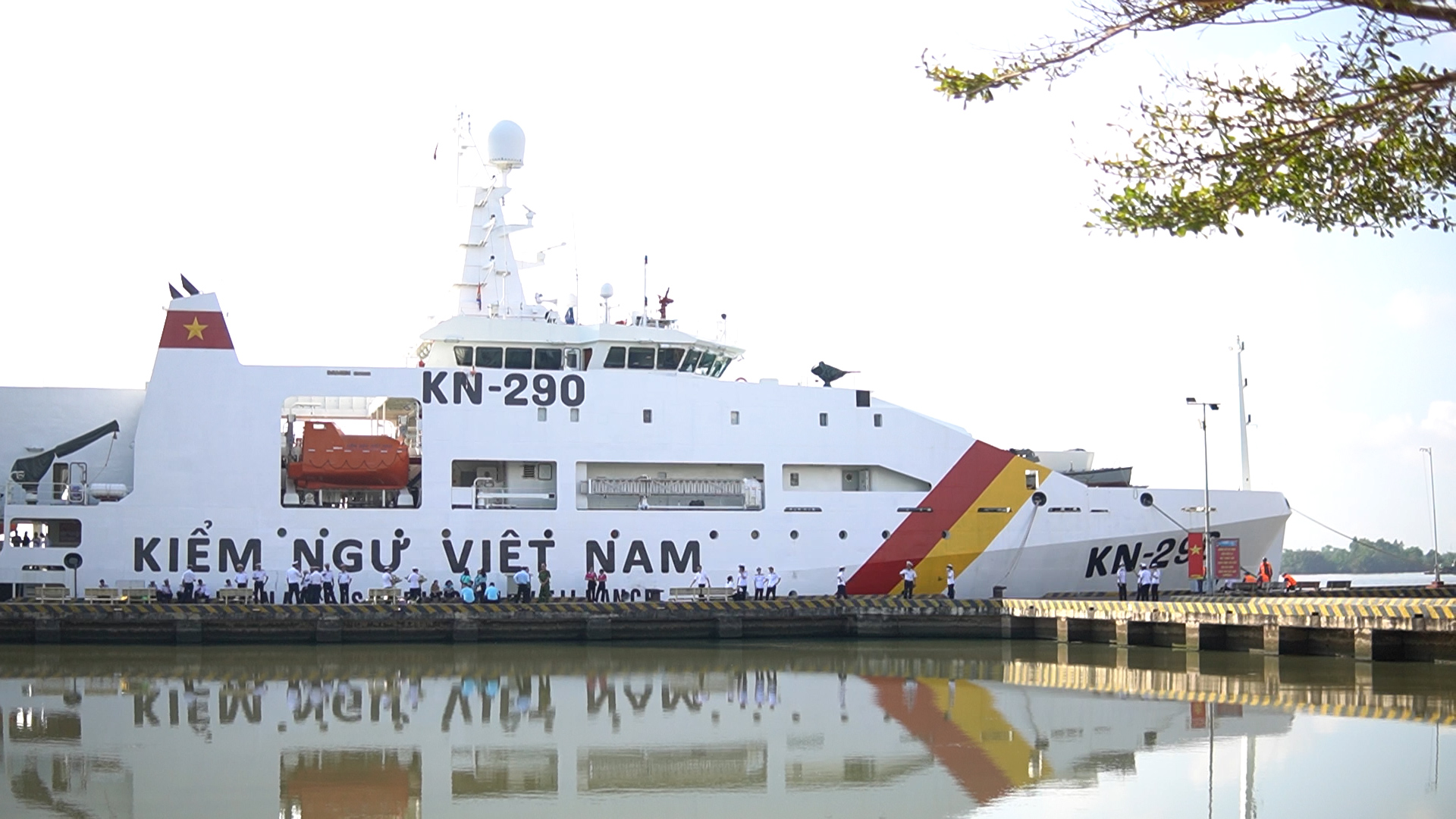 Con tàu KN290 vừa đưa đoàn đại biểu TP.HCM đến thăm quần đảo Trường Sa và nhà giàn DKI/17
