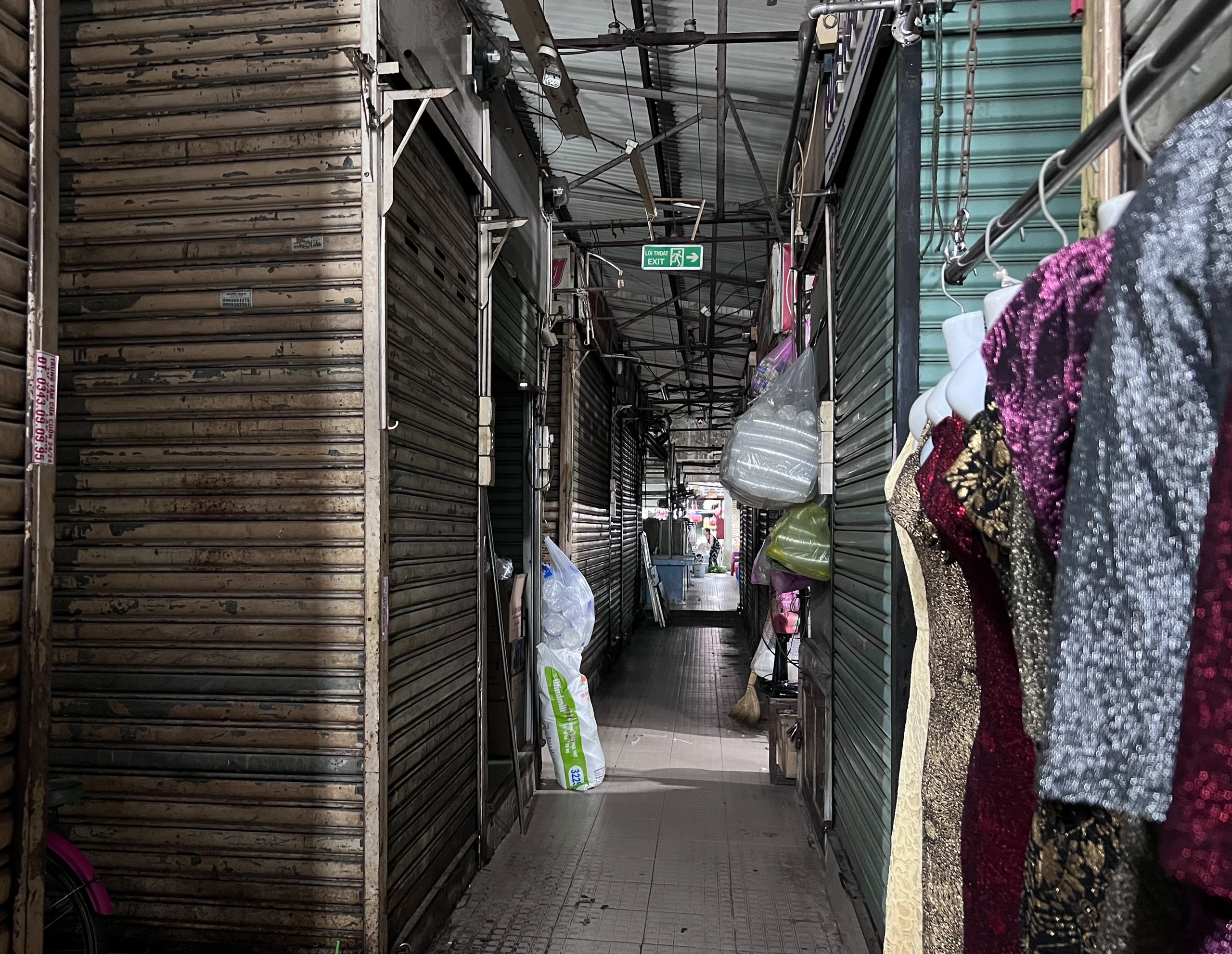 Nhiều ki ốt đóng cửa, lối vào khu trung tâm mua sắm quần áo ở chợ Phạm Văn Hai tối om