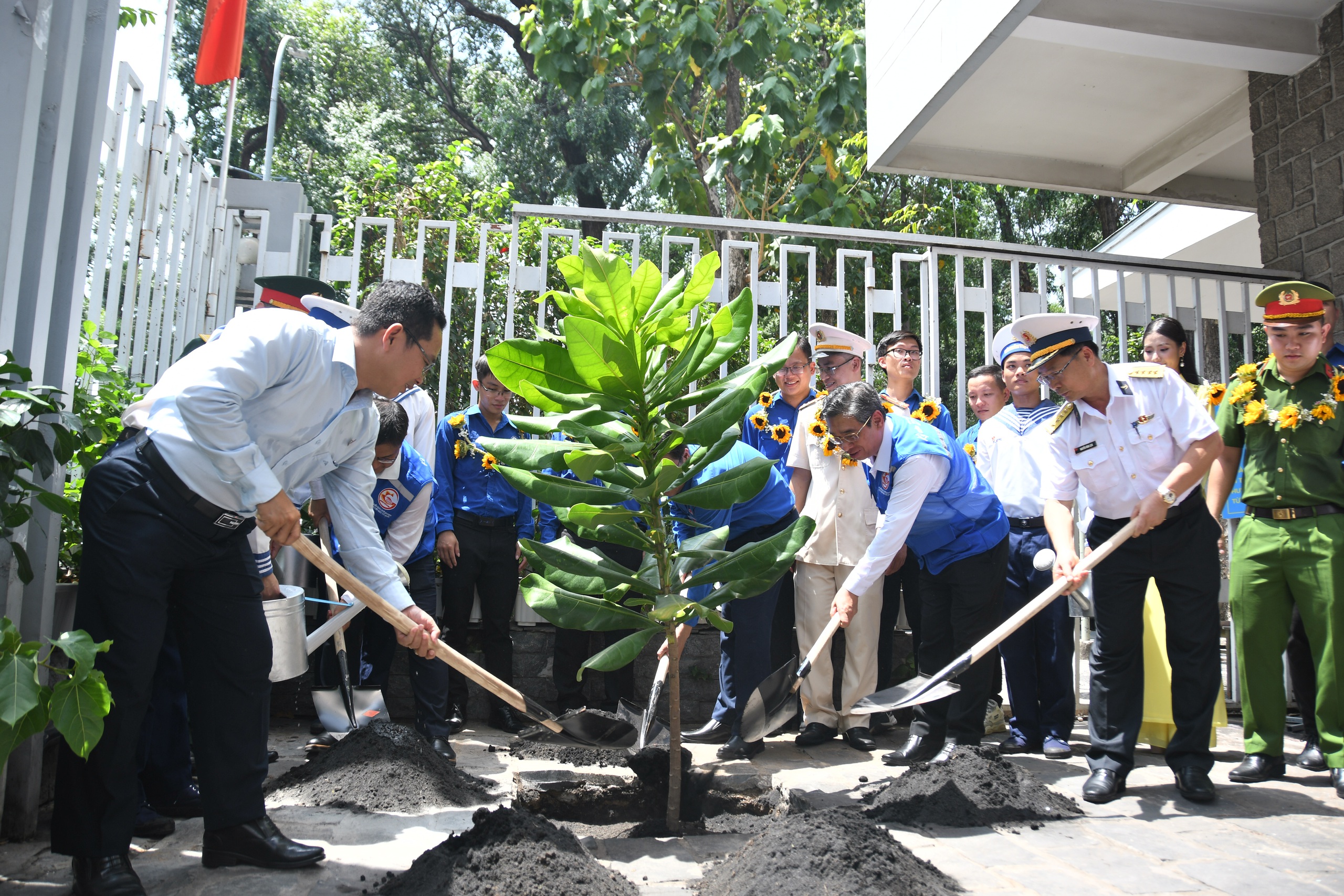 Ông Nguyễn Phước Lộc cùng các đại biểu tham gia trồng cây bàng vuông do cán bộ, chiến sĩ đảo Trường Sa gửi tặng