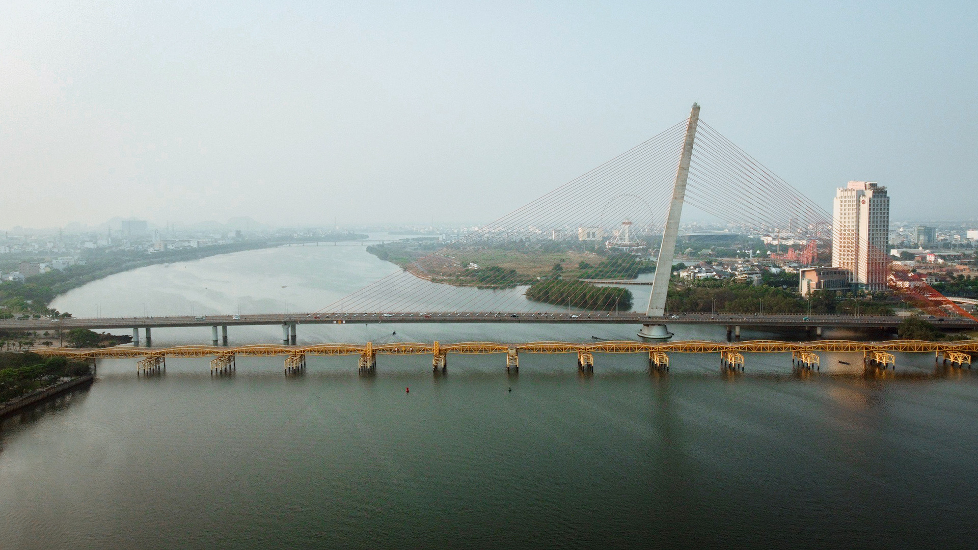 Cầu Nguyễn Văn Trỗi trở thành cầu nối cho hoạt động phố đi bộ - chợ đêm hai bên bờ Đông - Tây