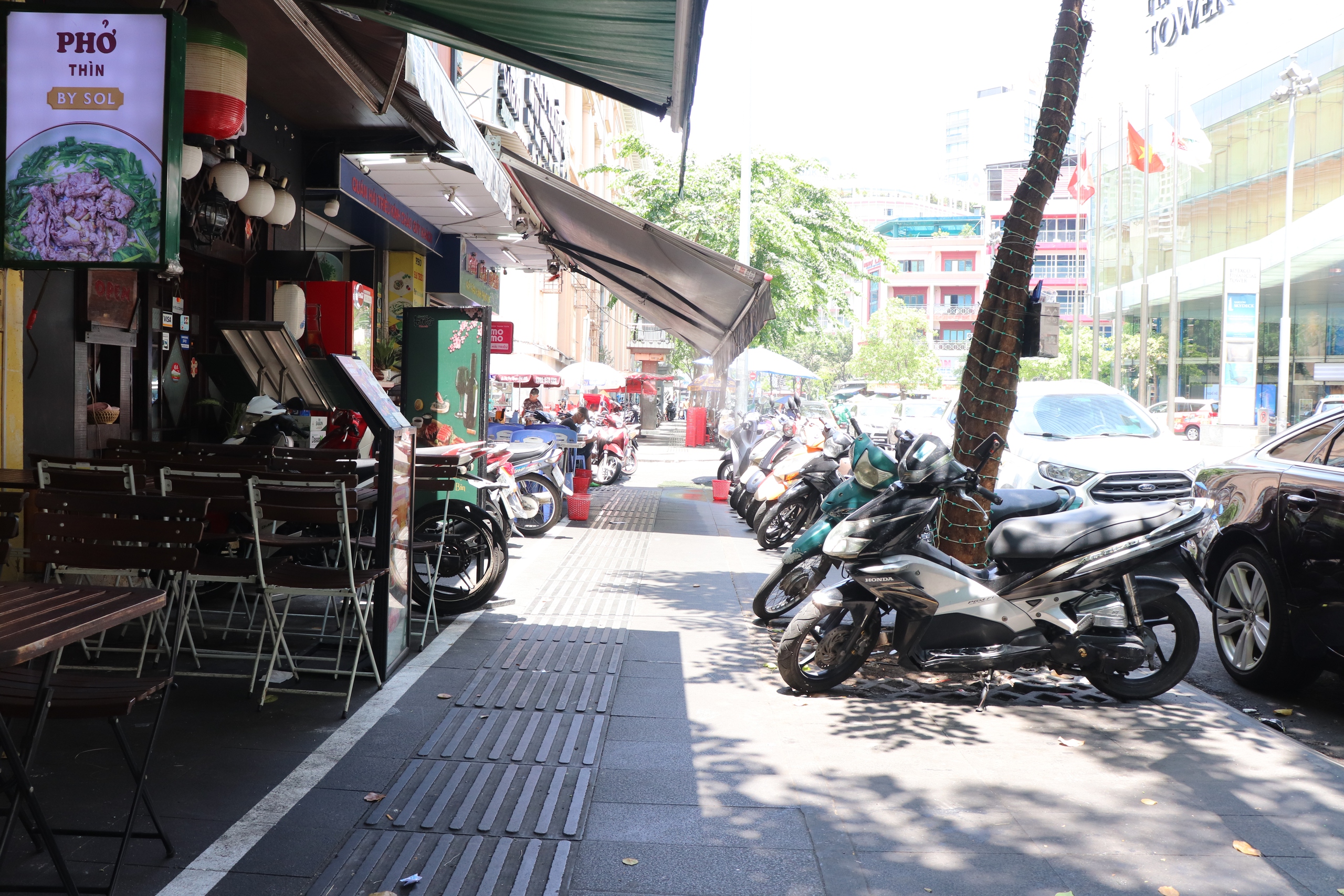 Vỉa hè được chia làm 2 vạch, một bên là để hàng quán kinh doanh buôn bán, một bên để xe máy, và phần giữa để cho người đi bộ