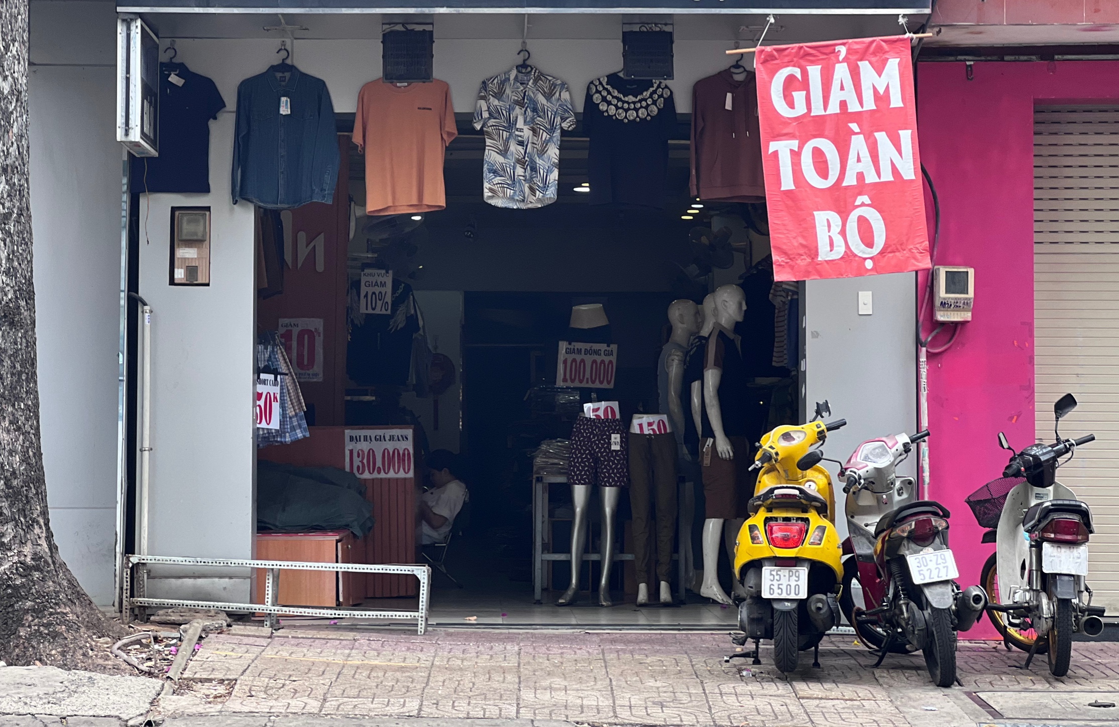 Nhiều cửa hàng trên đường Nguyễn Trãi đang trong giai đoạn xả hàng, tính đến chuyện trả mặt bằng sau thời gian dài gồng lỗ