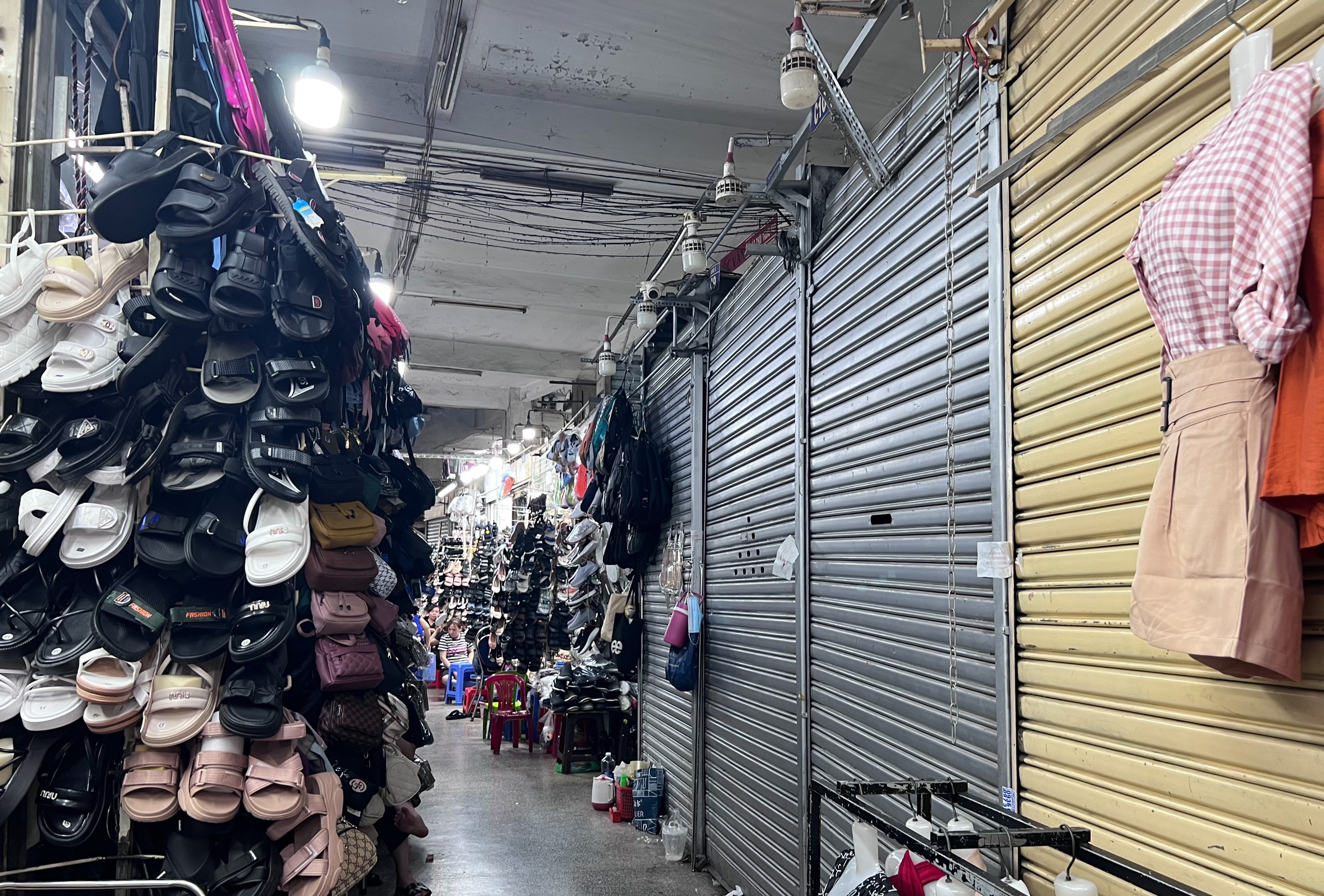 Ki ốt đóng cửa, treo bảng cho thuê trong chợ Tân Bình