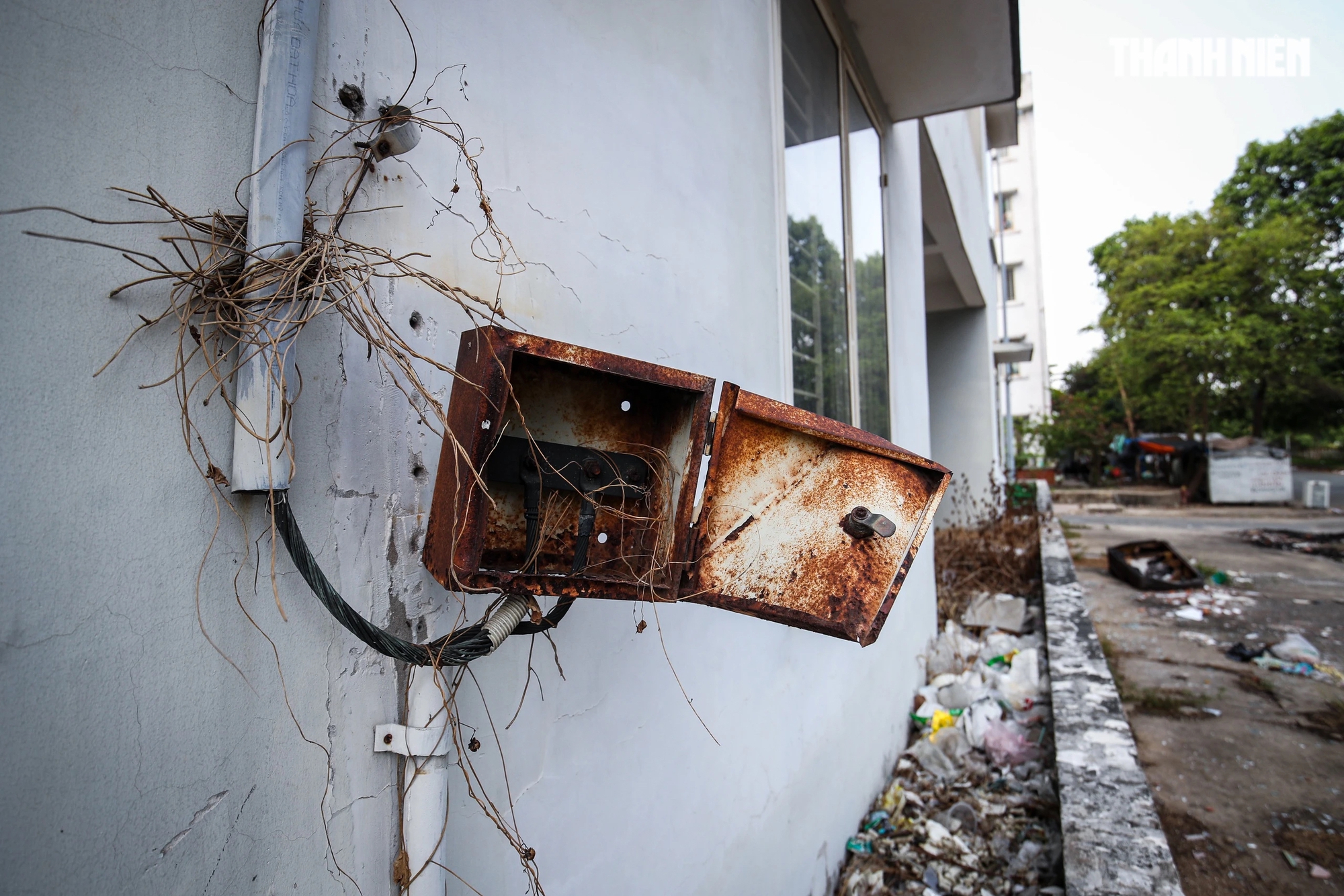 Trang thiết bị tại các căn hộ trong khu tái định cư Vĩnh Lộc B bị hư hỏng, xung quanh rác thải bốc mùi nồng nặc