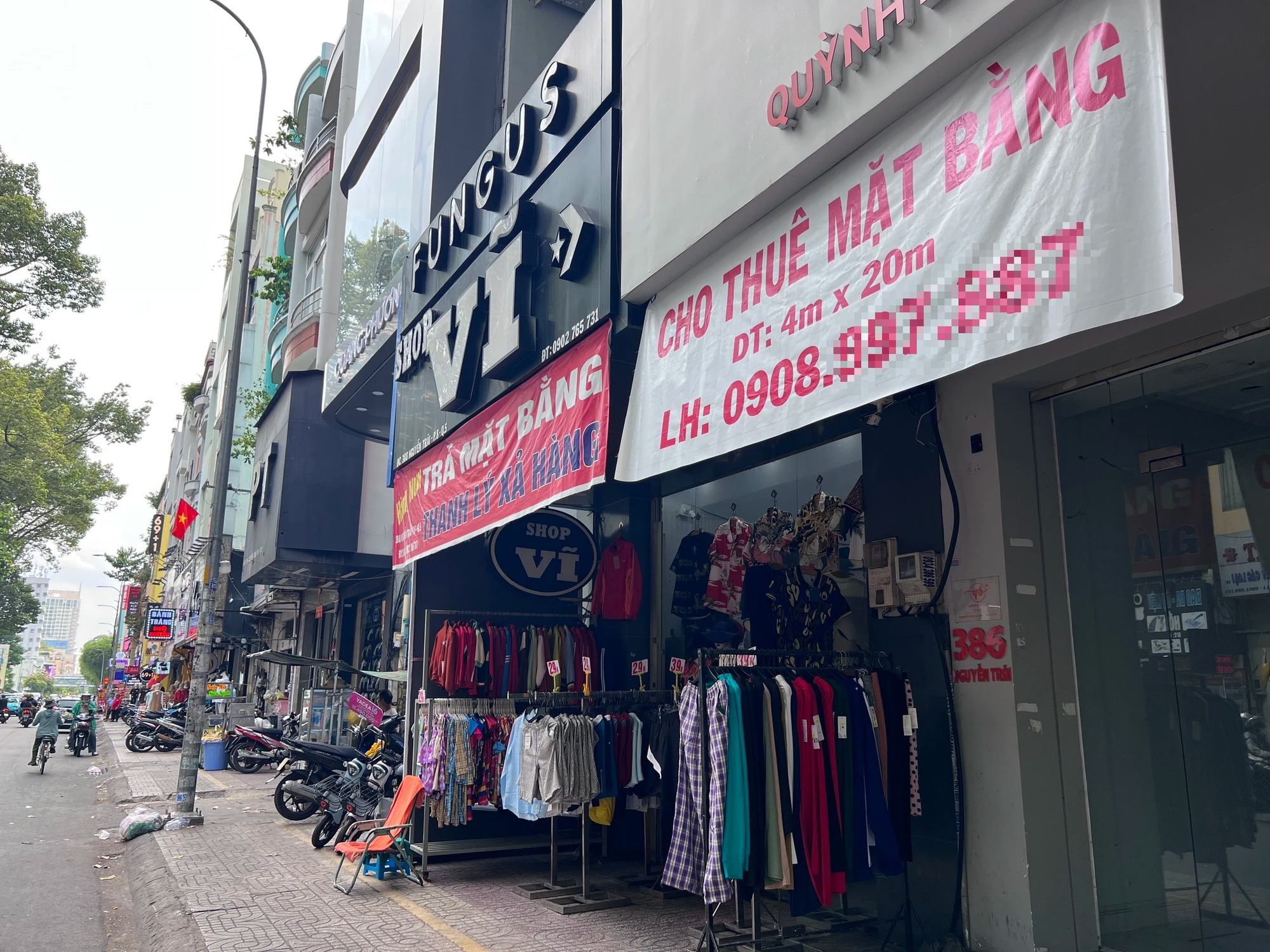 Tại phố thời trang Nguyễn Trãi, bên cạnh một cửa hàng đã dán bảng cho thuê là shop thời trang đang thanh lý để chuẩn bị trả mặt bằng
