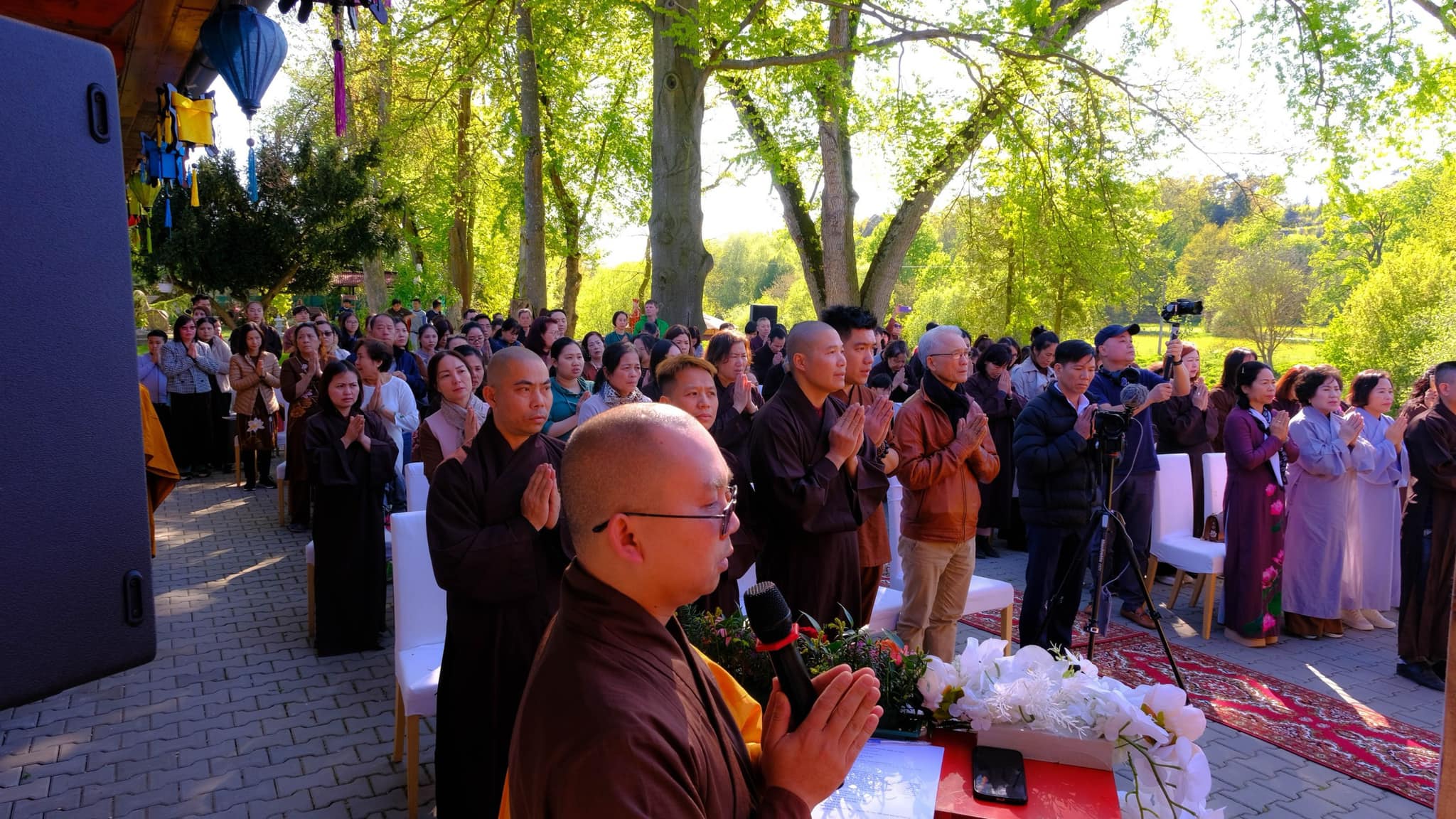Đại lễ Phật đản tại chùa Giác Minh diễn ra trang nghiêm với các chương trình: dâng hương đảnh lễ tam bảo, tưởng niệm bốn ơn, pháp thoại và nghi thức tắm Phật