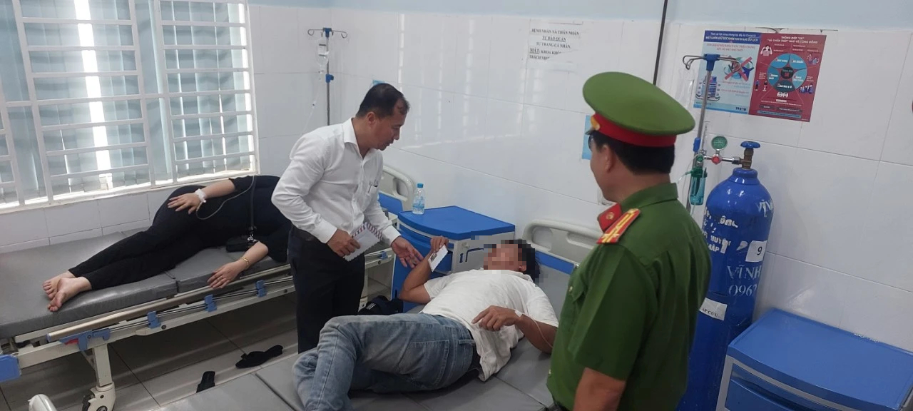 Chủ tịch UBND H.Đồng Phú Nguyễn Anh Tuấn thăm hỏi hành khách trên xe bị chấn thương sau tai nạn