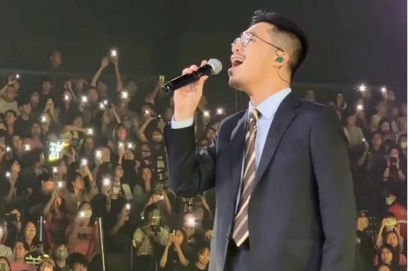 Ca sĩ Vũ. lần đầu hát tiếng Quảng Đông trước sự cổ vũ của 10.000 khán giả tại Hồng Kông