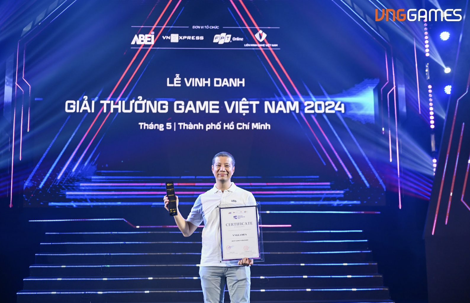 Đại diện VNGGames lên sân khấu nhận giải